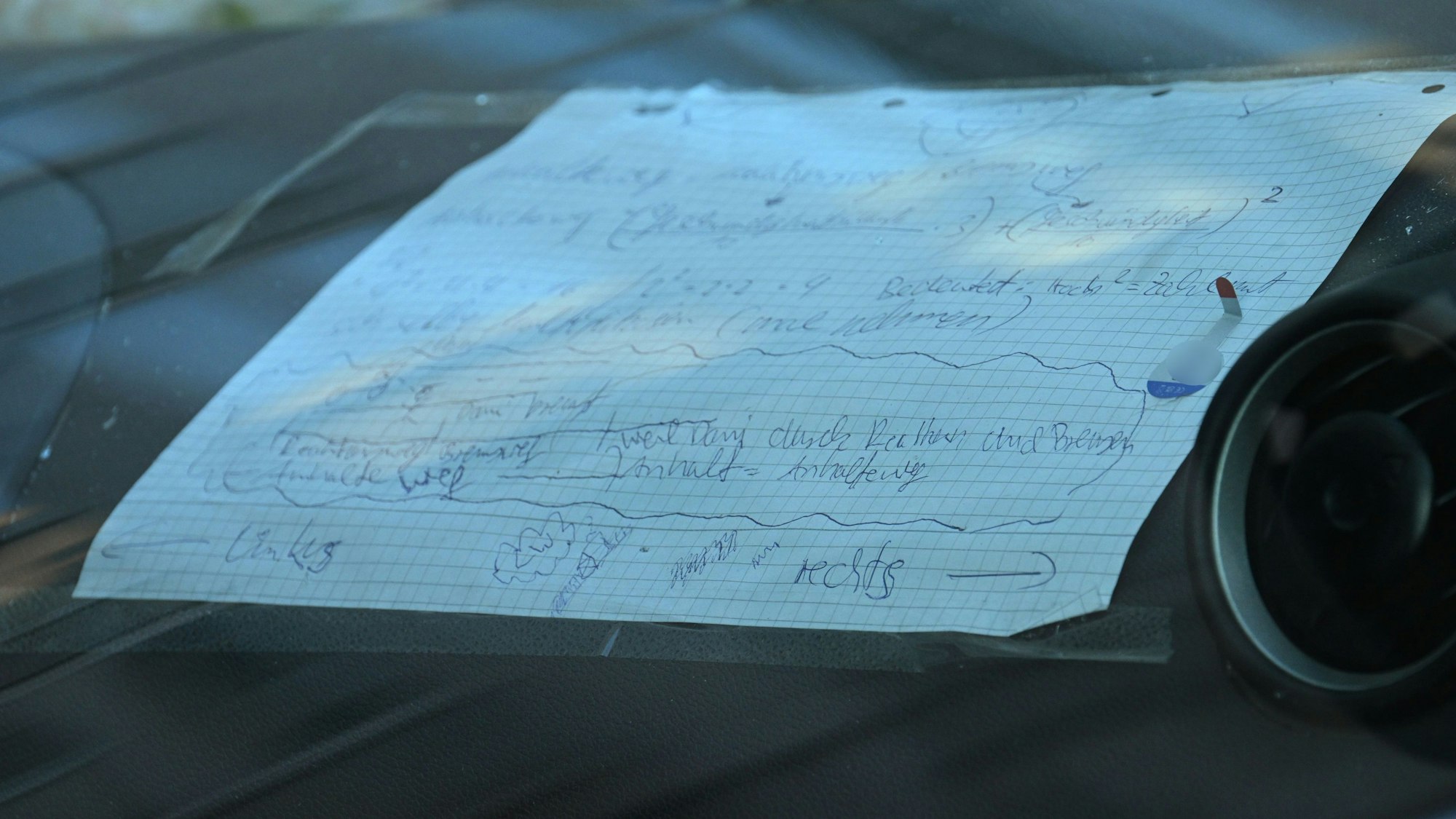 Ein Zettel mit handschriftlichen Notizen klebt auf dem Armaturenbrett des Fahrzeugs, mit dem zwei Menschen getötet wurden.