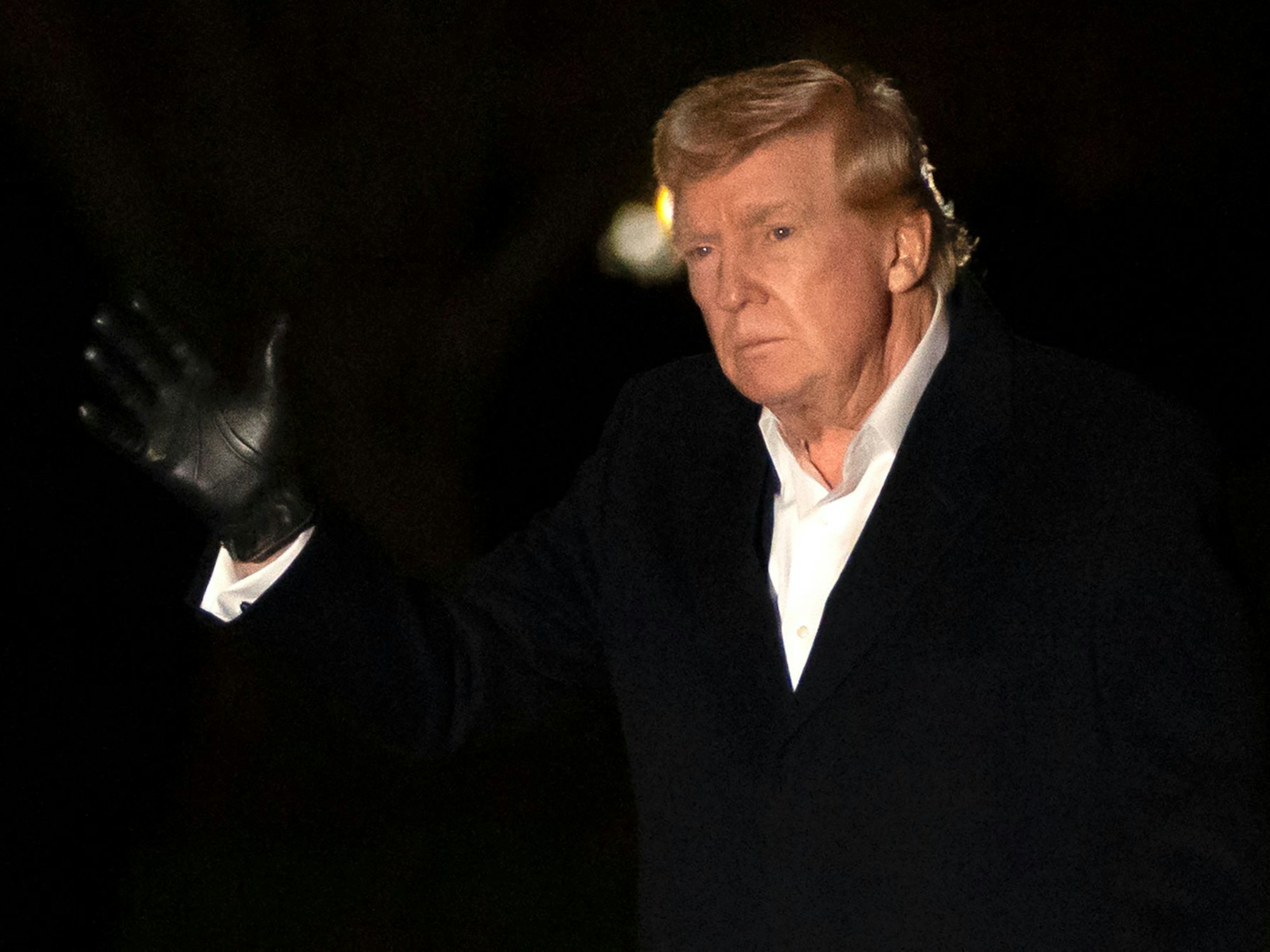 US-Präsident Donald Trump gestikuliert am 2. März 2025, während er über den Südrasen des Weißen Hauses geht.