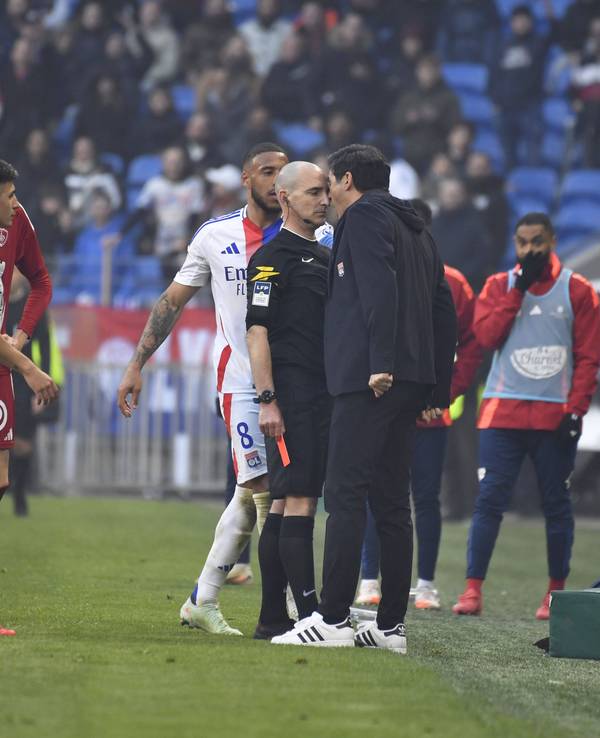 Paulo Fonseca brüllt den Schiedsrichter an.