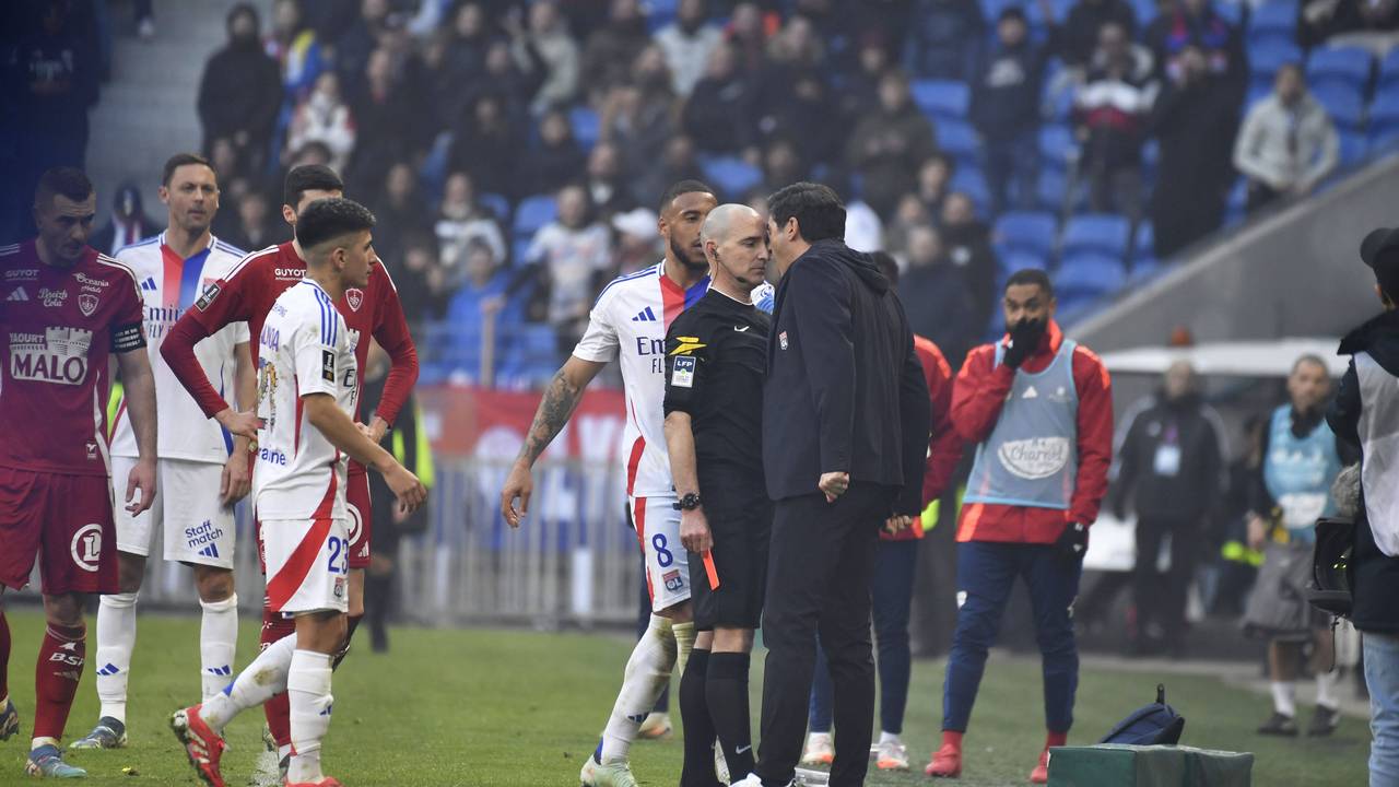 Paulo Fonseca brüllt den Schiedsrichter an.