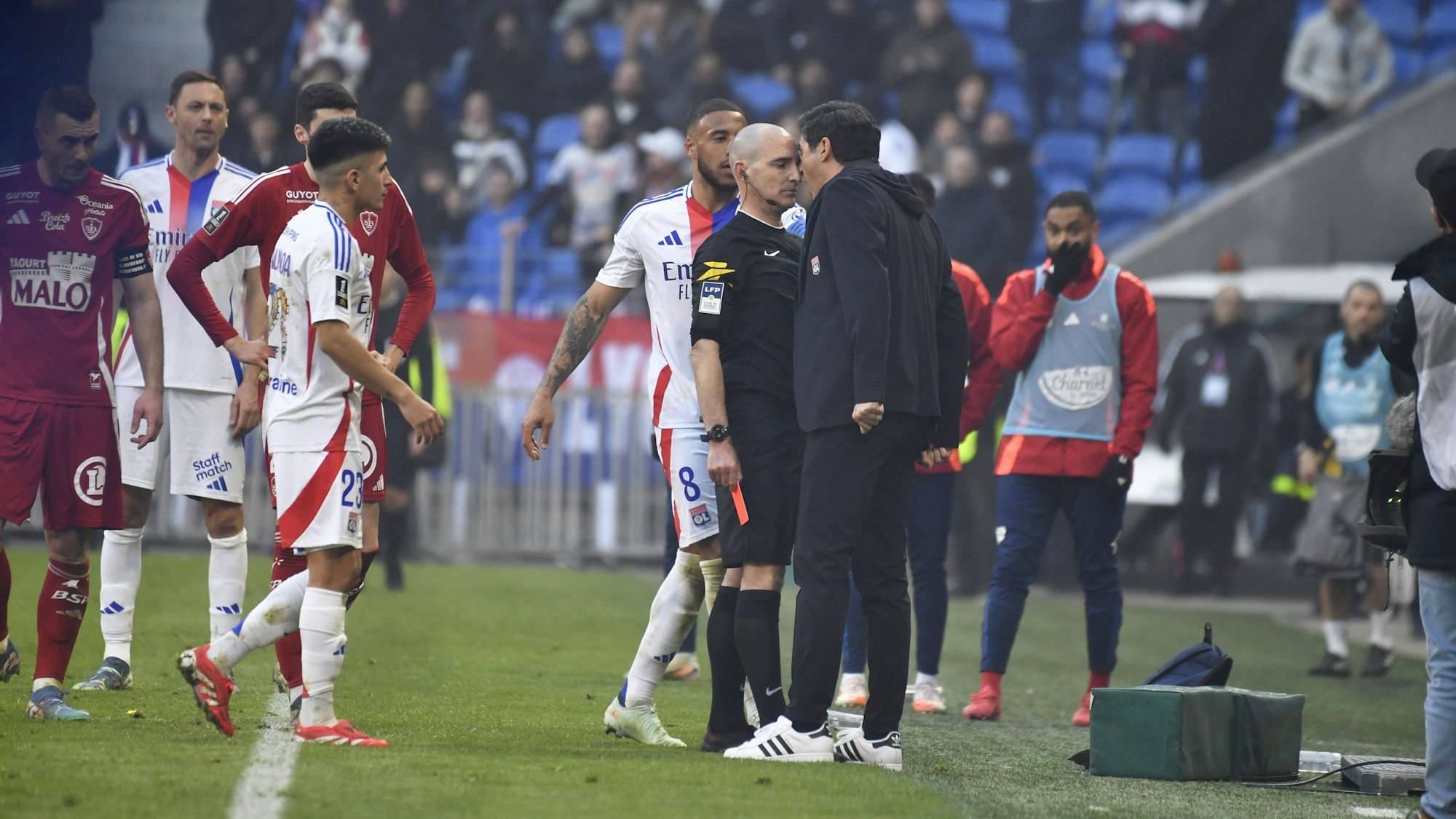 Paulo Fonseca brüllt den Schiedsrichter an.