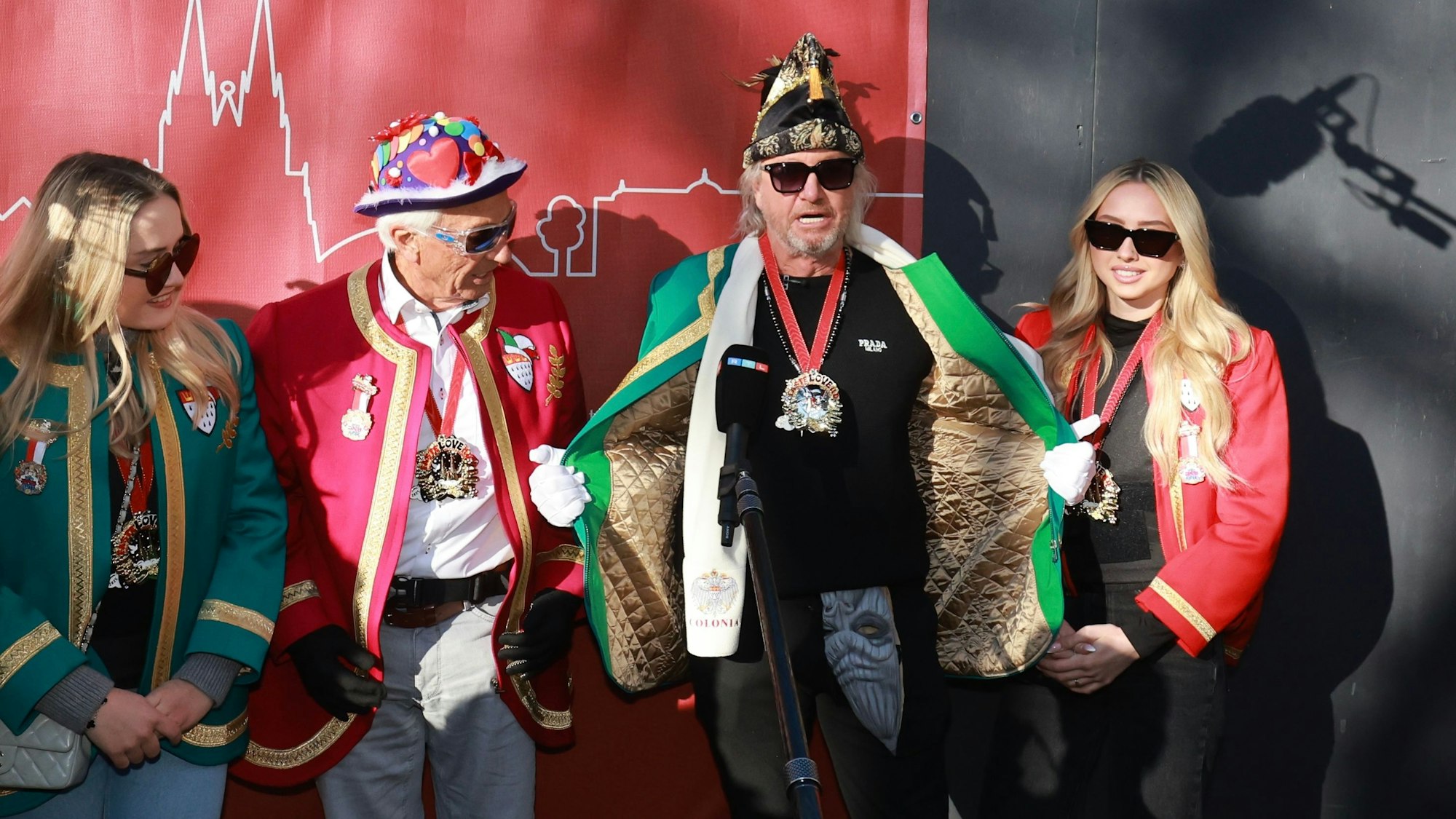 Robert Geiss mit seiner Familie am Aufstellplatz.