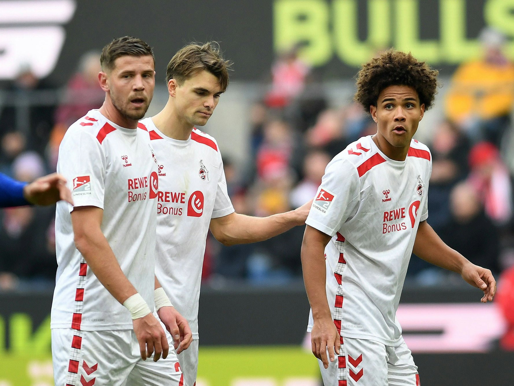 Imad Rondic, Joel Schmied und Neo Telle (1. FC Köln) auf dem Platz.