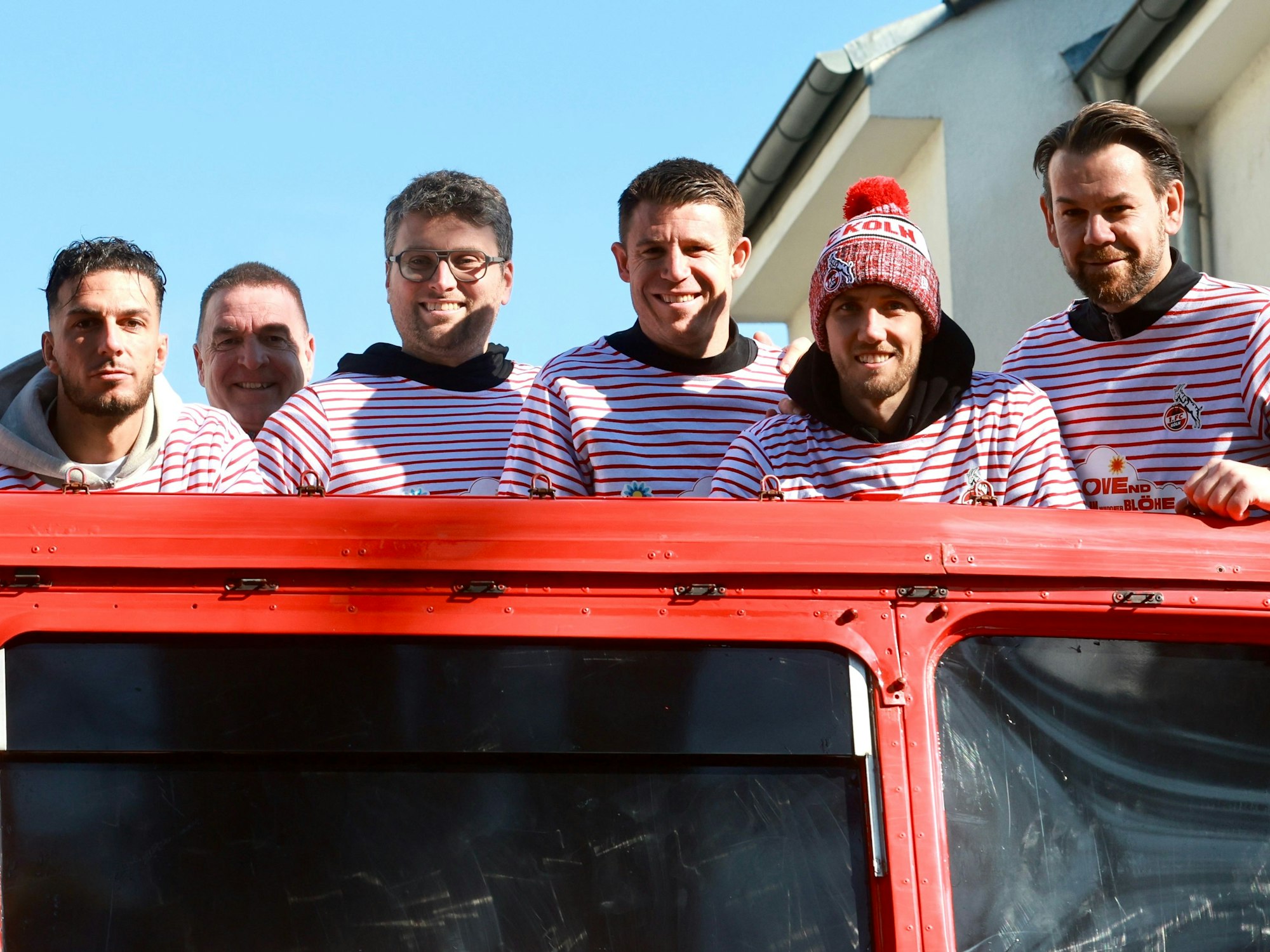 Die Besetzung des FC-Wagens auf dem Rosenmontagszug.