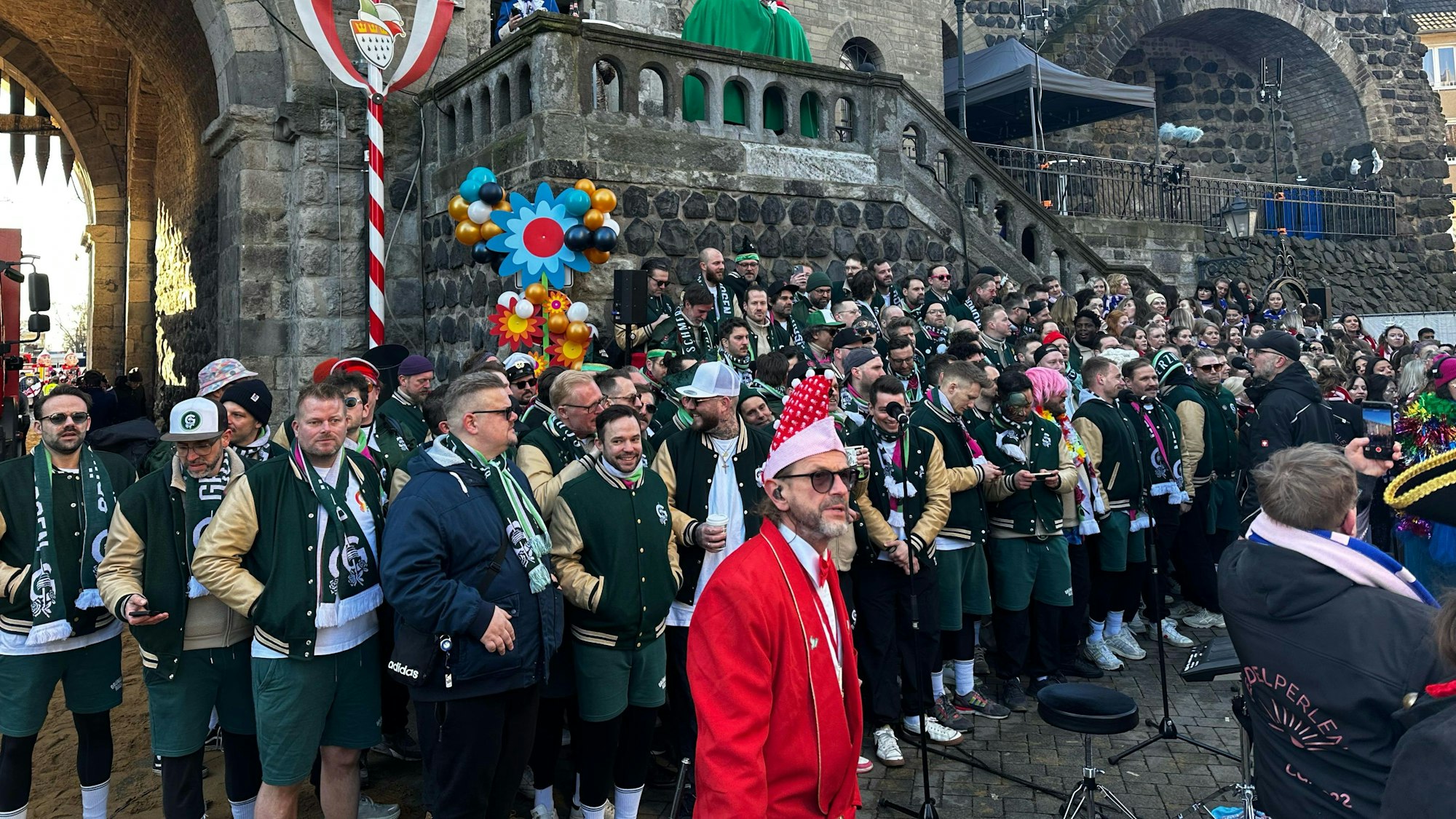 Die Grüngürtelrosen stehen an der Severinstorburg bereit – auch die Veedelperlen werden noch singen.