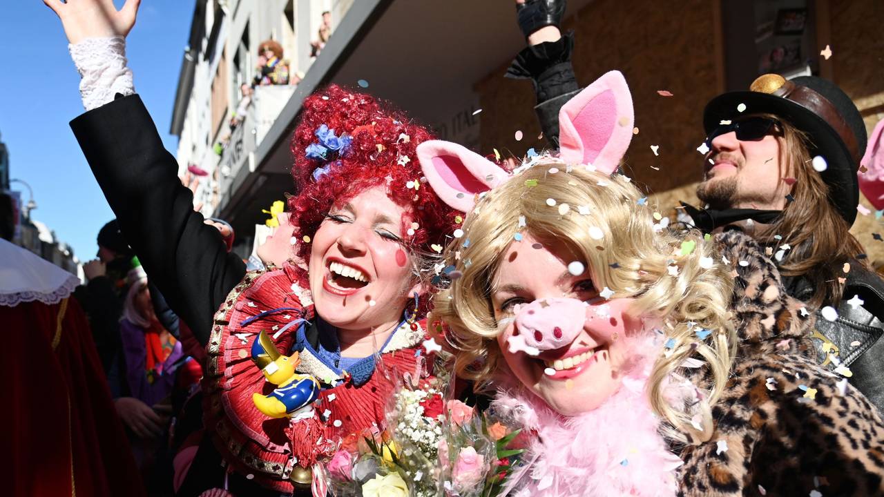 Eine Frau ist als Schwein verkleidet, neben ihr reißt eine andere verkleidete Frau den Arm vor Begeisterung hoch.