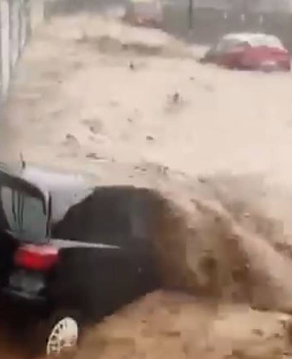 Wassermassen reißen auf Gran Canaria am 3. März 2025 Autos mit sich.