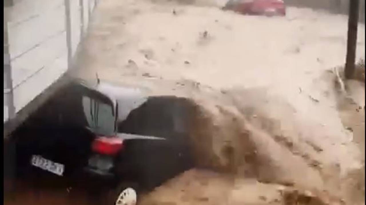 Wassermassen reißen auf Gran Canaria am 3. März 2025 Autos mit sich.