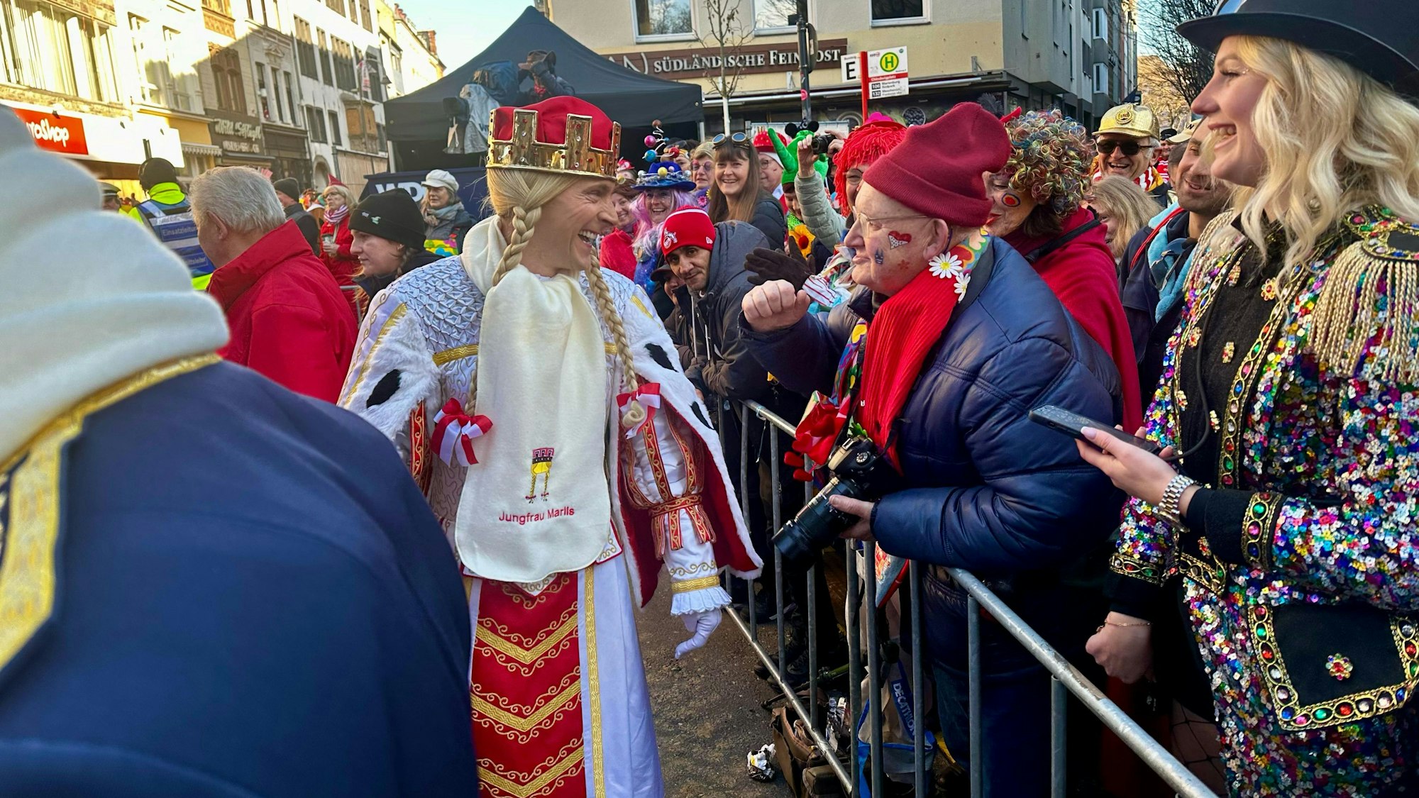 Jungfrau Marlis kurz vor dem Start des Rosenmontagszuges in der Kölner Südstadt.