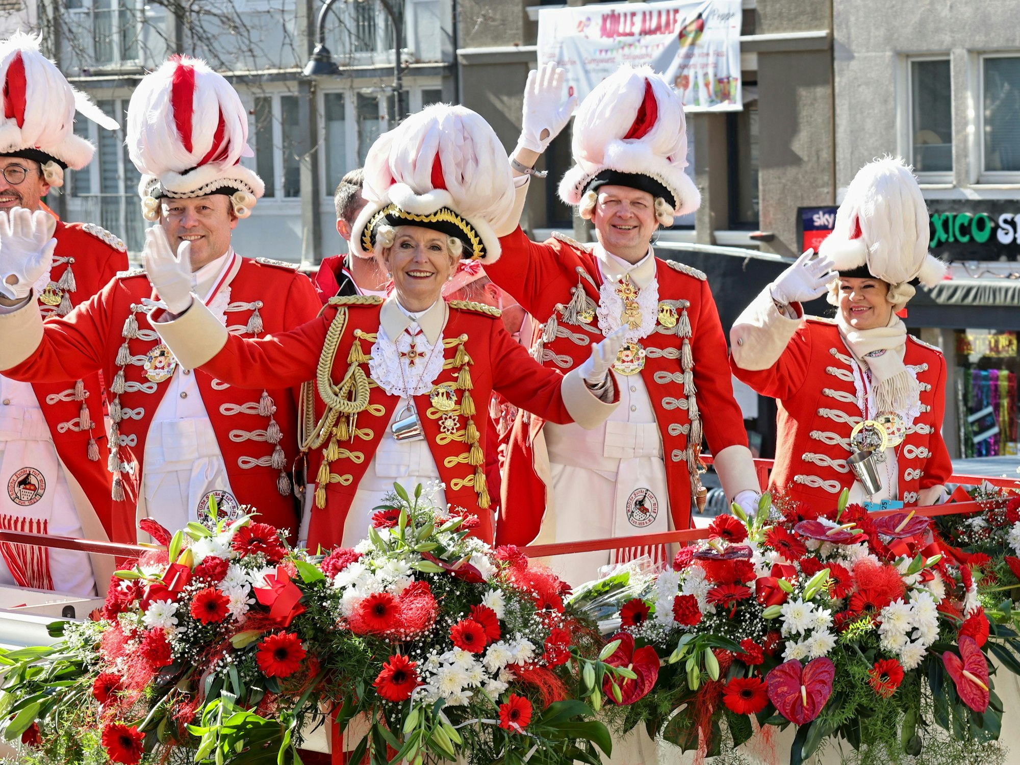 Nancy Faeser und Henriette Reker mit dem Vorstand der Roten Funken.