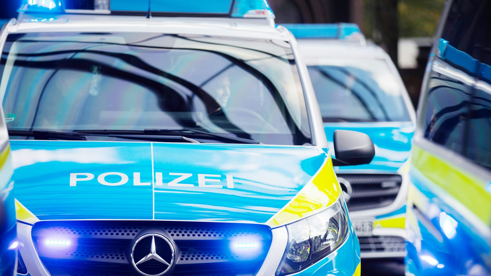 Ein Streifenwagen der Polizei auf einer Straße. (Symbolbild)