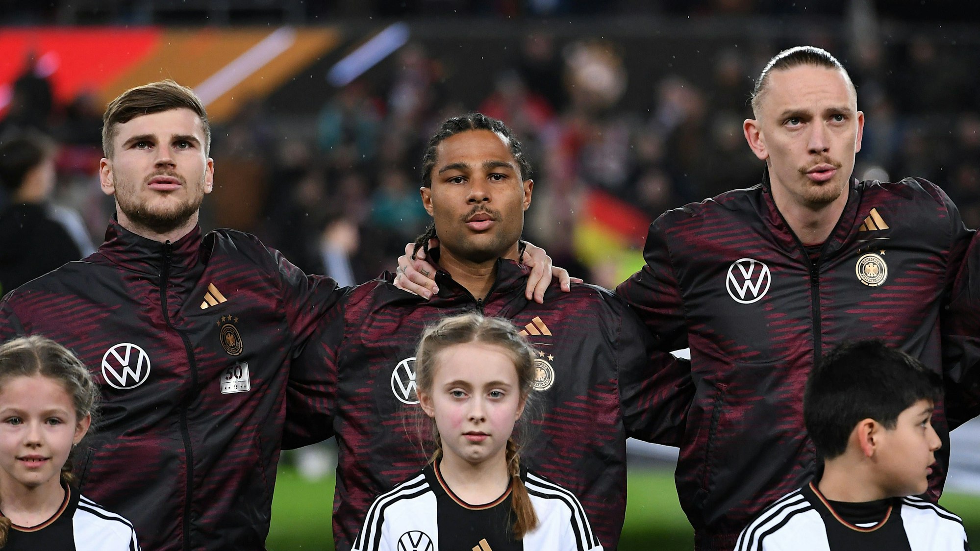 Timo Werner, Serge Gnabry und Marius Wolf bei der Nationalhymne vor einem Länderspiel.
