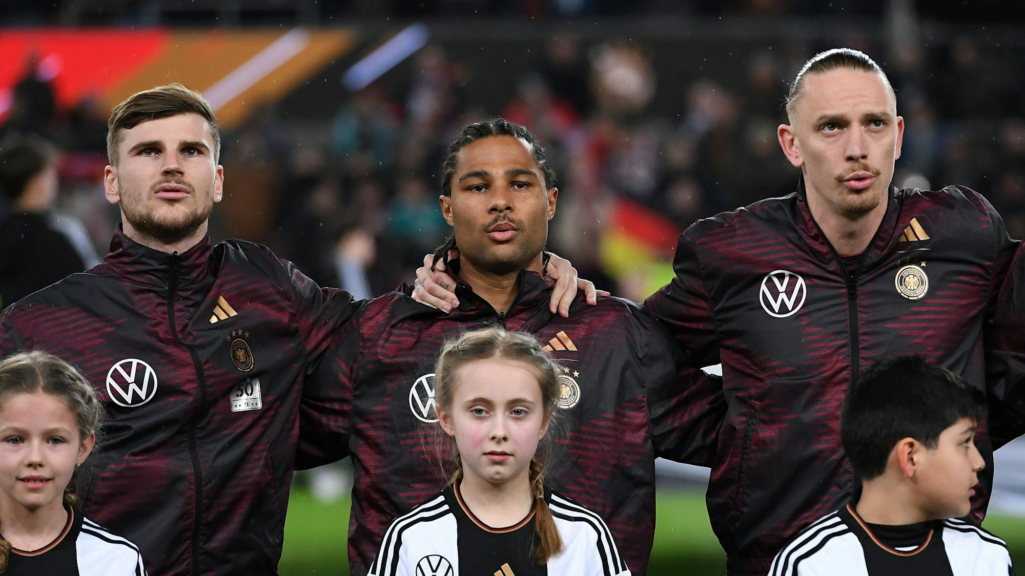 Timo Werner, Serge Gnabry und Marius Wolf bei der Nationalhymne vor einem Länderspiel.