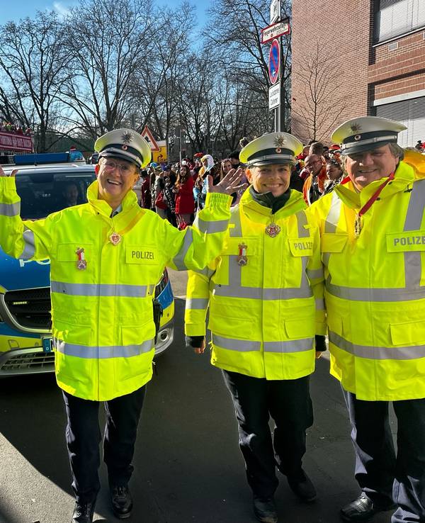 Die tanzende Polizistin ist auch bei diesem Rosenmontagszug dabei.