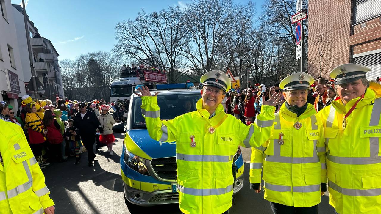 Die tanzende Polizistin ist auch bei diesem Rosenmontagszug dabei.