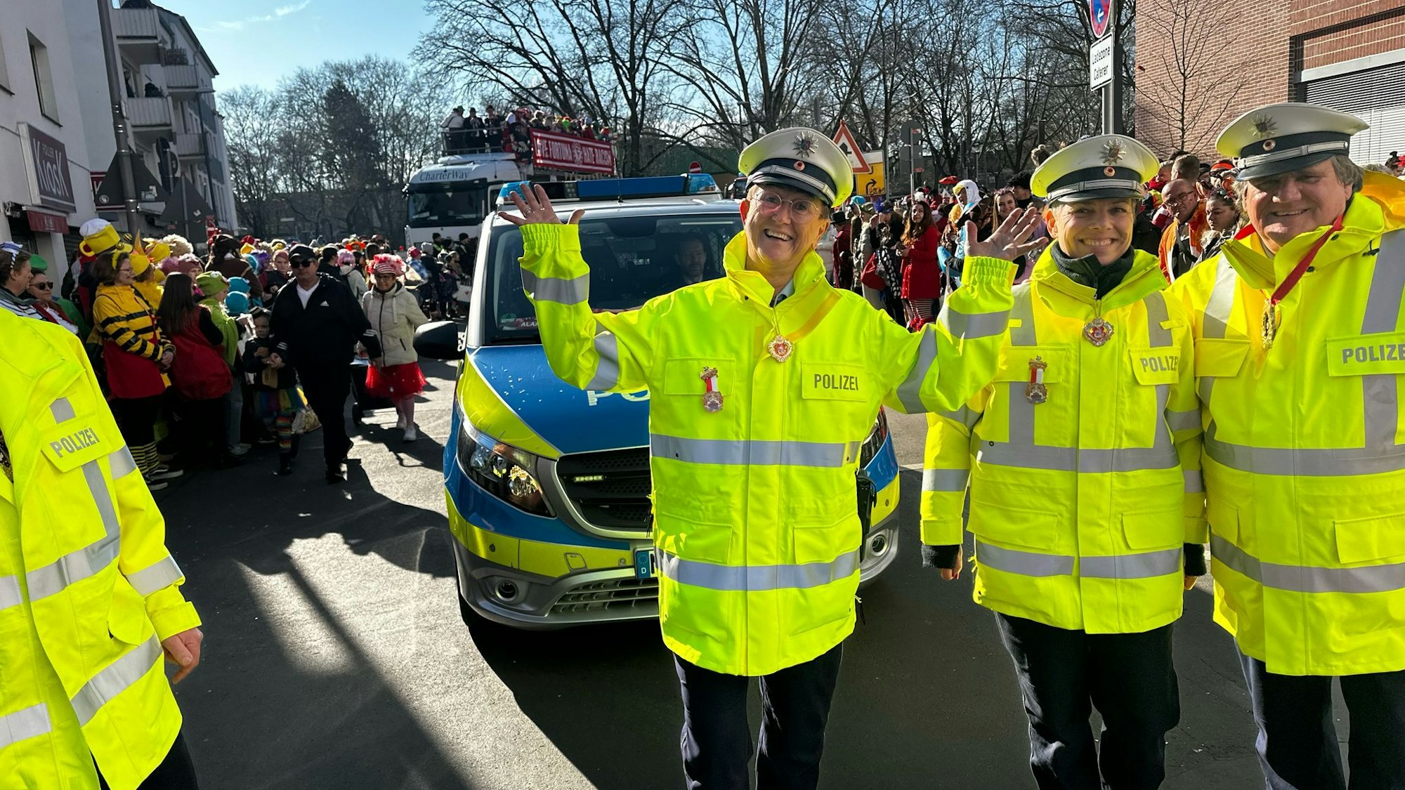 Die tanzende Polizistin ist auch bei diesem Rosenmontagszug dabei.
