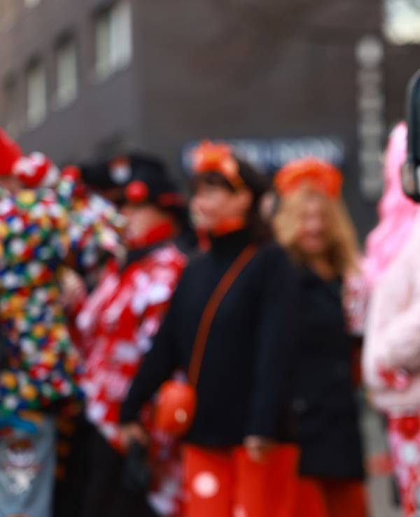 Polizisten sichern bereits in den frühen Morgenstunden die Straßen rund um den Alter Markt vor dem Beginn des Karnevals. A
