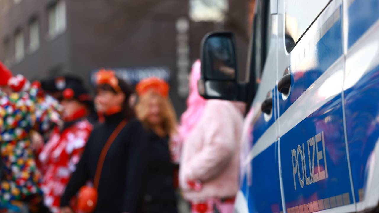 Polizisten sichern bereits in den frühen Morgenstunden die Straßen rund um den Alter Markt vor dem Beginn des Karnevals. A