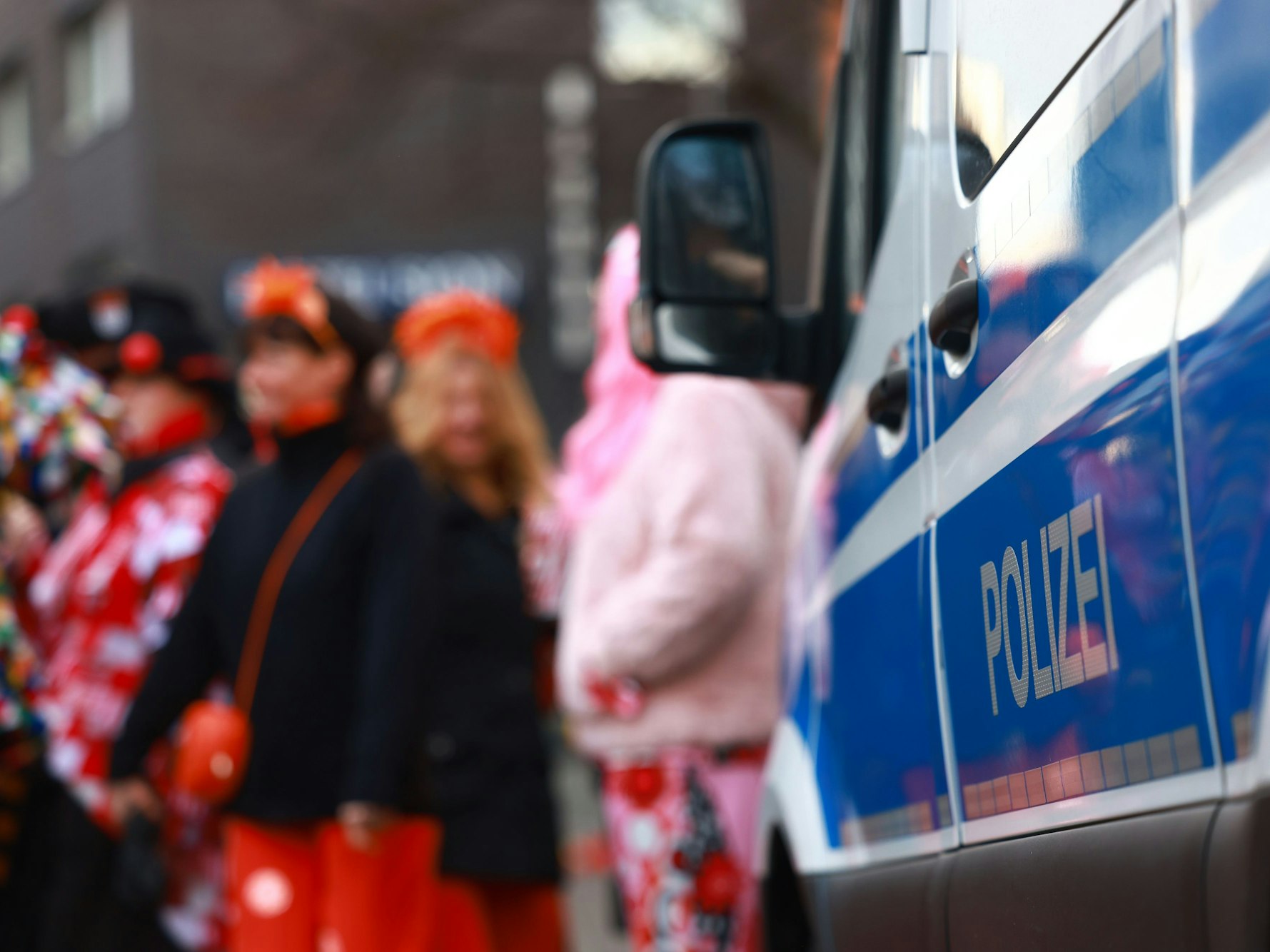 Polizisten sichern bereits in den frühen Morgenstunden die Straßen rund um den Alter Markt vor dem Beginn des Karnevals. A