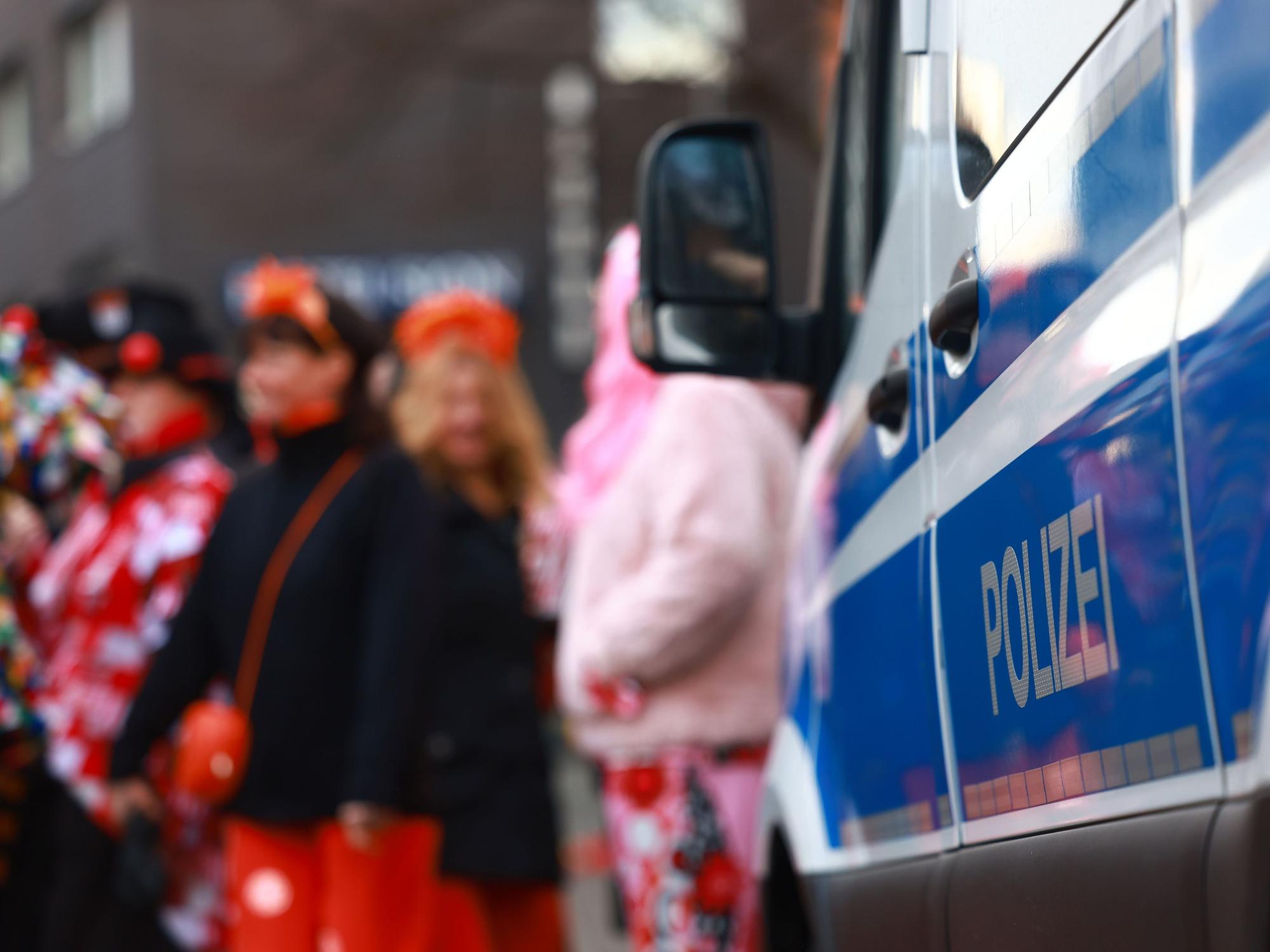 Polizisten sichern bereits in den frühen Morgenstunden die Straßen rund um den Alter Markt vor dem Beginn des Karnevals. A