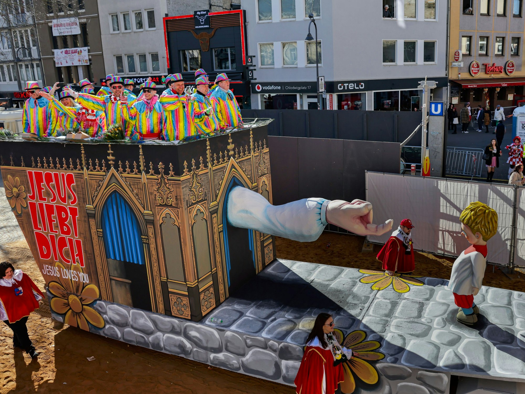 Der Missbrauchswagen im Rosenmontagszug.