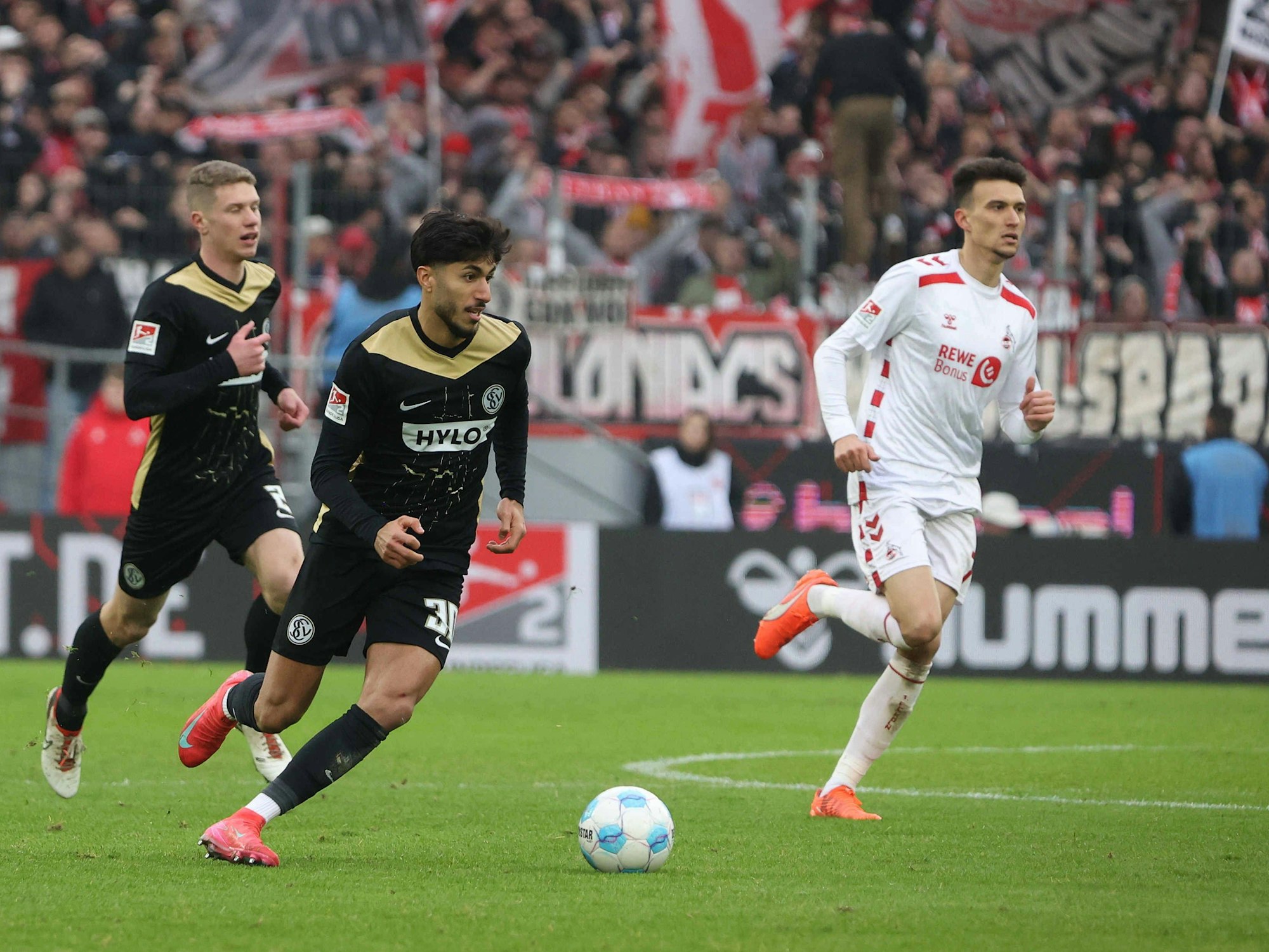 Elversberg-Profi Muhammed Damar am 25. Januar 2025 im Spiel gegen den 1. FC Köln.