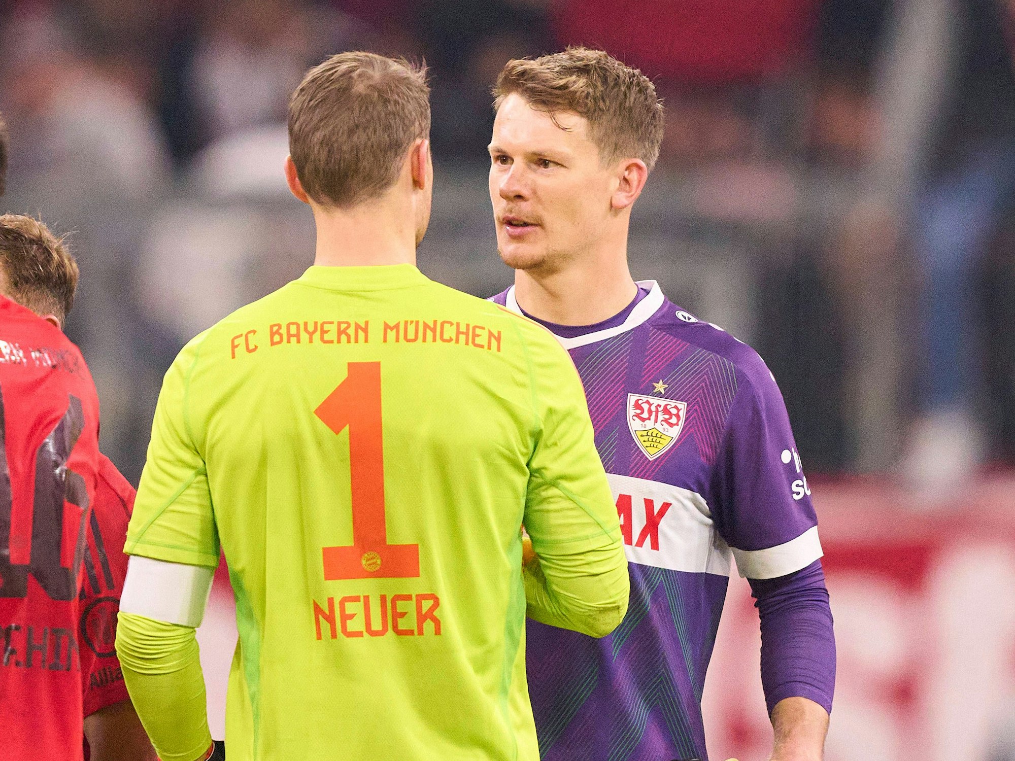 Alexander Nübel und Manuel Neuer geben sich nach dem Spiel die Hand.