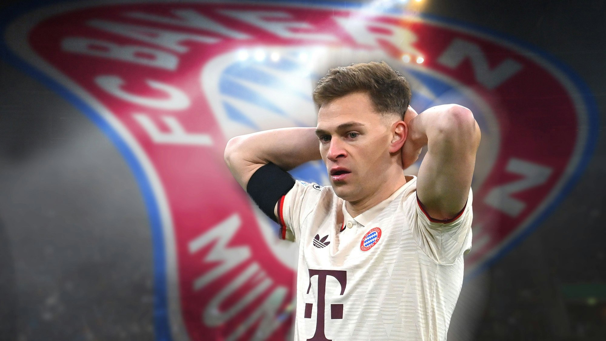 Joshua Kimmich guckt frustriert, im Hintergrund ist ein verbeultes Bayern-logo zu sehen.