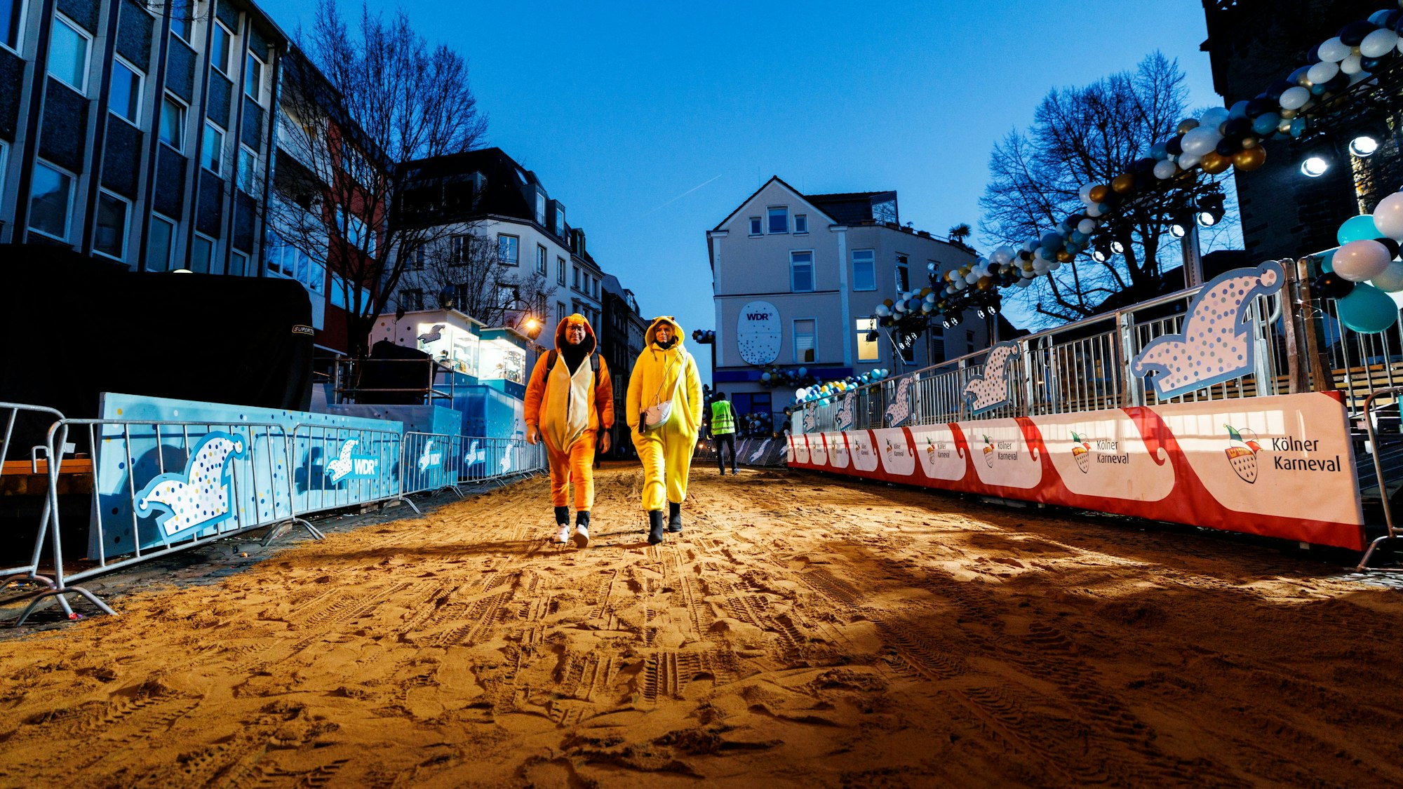 Tom und Sarah aus Erkelenz sind schon am frühen Morgen unterwegs, um sich einen guten Platz an einer der Ehrentribünen zu sichern.