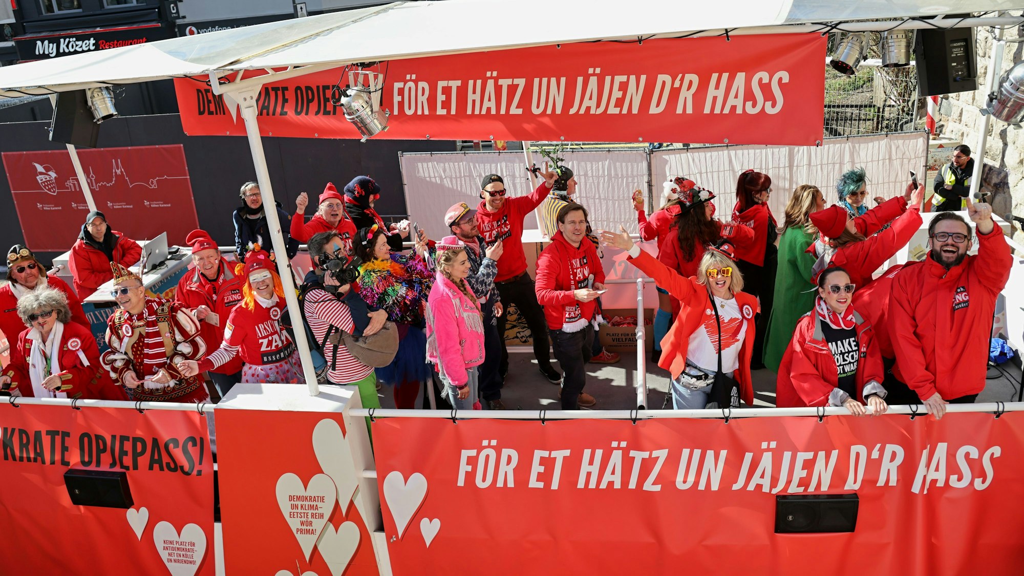 Der Arsch Huh-Wagen im Rosenmontagszug.