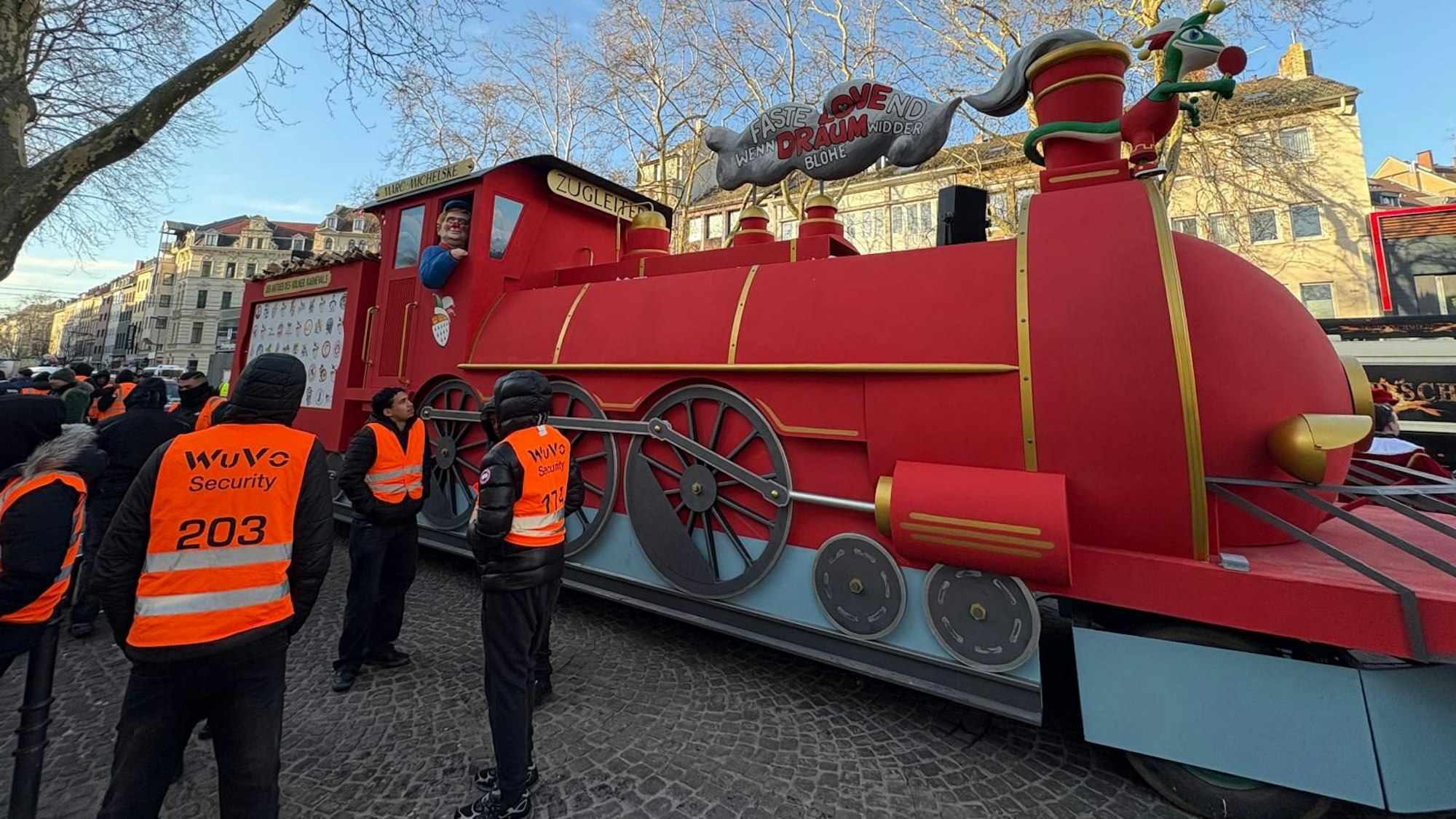 Der Wagen des Zugleiters ist abfahrbereit.
