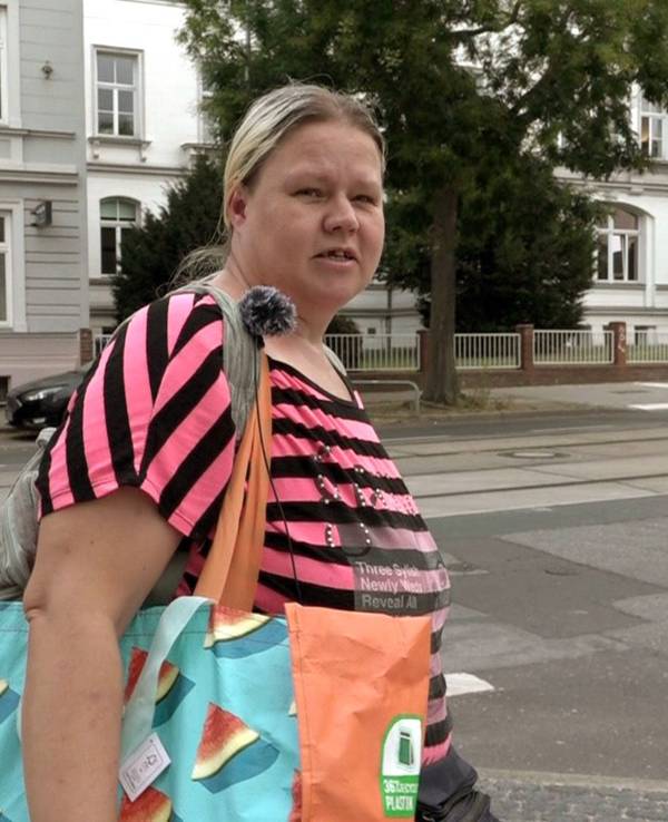 Zu sehen ist Mutter Sandra – Protagonistin aus „Hartz und Herzlich“ – auf einem Bürgersteig während sie auf dem Weg zu ihrem Sohn Dave ist, eer im Krankenhaus liegt.