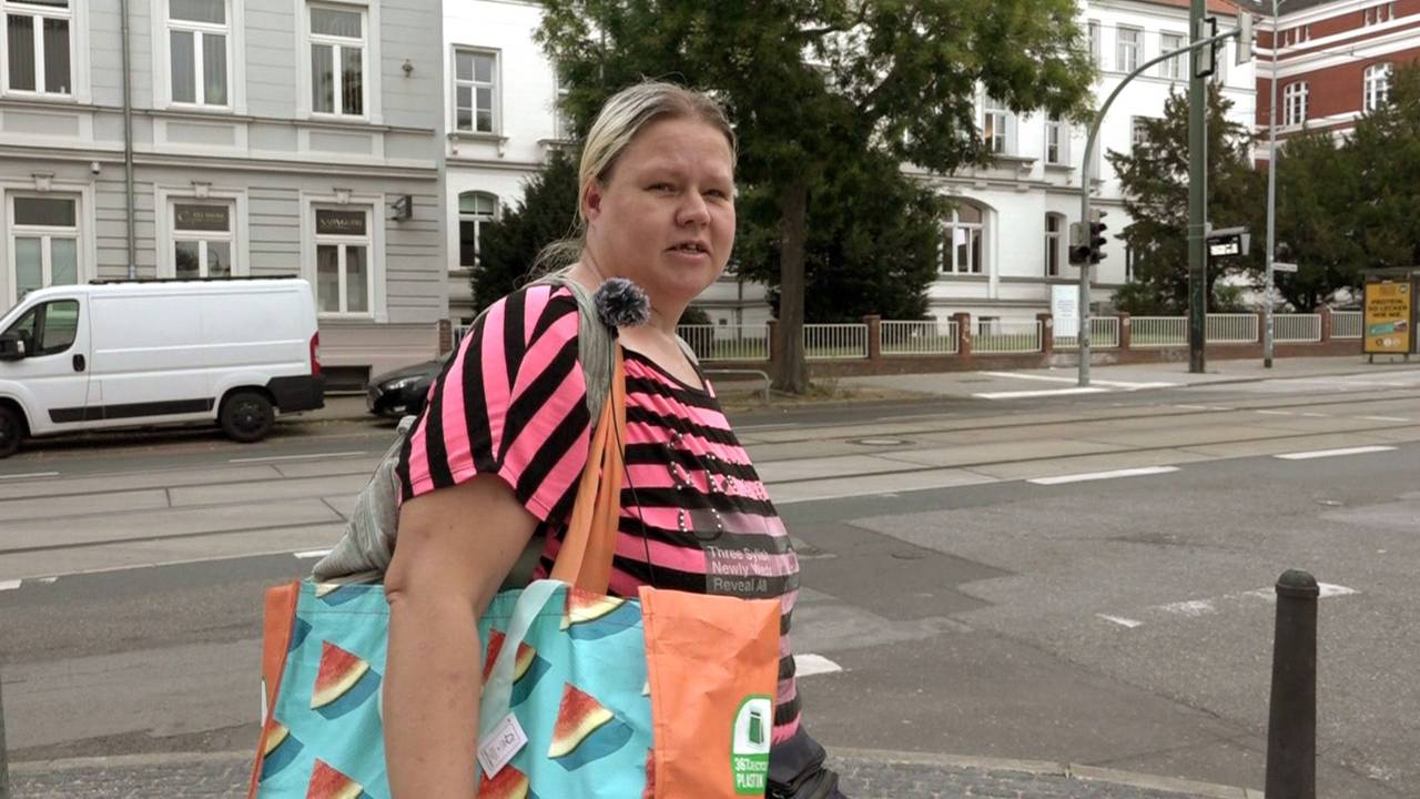 Zu sehen ist Mutter Sandra – Protagonistin aus „Hartz und Herzlich“ – auf einem Bürgersteig während sie auf dem Weg zu ihrem Sohn Dave ist, eer im Krankenhaus liegt.