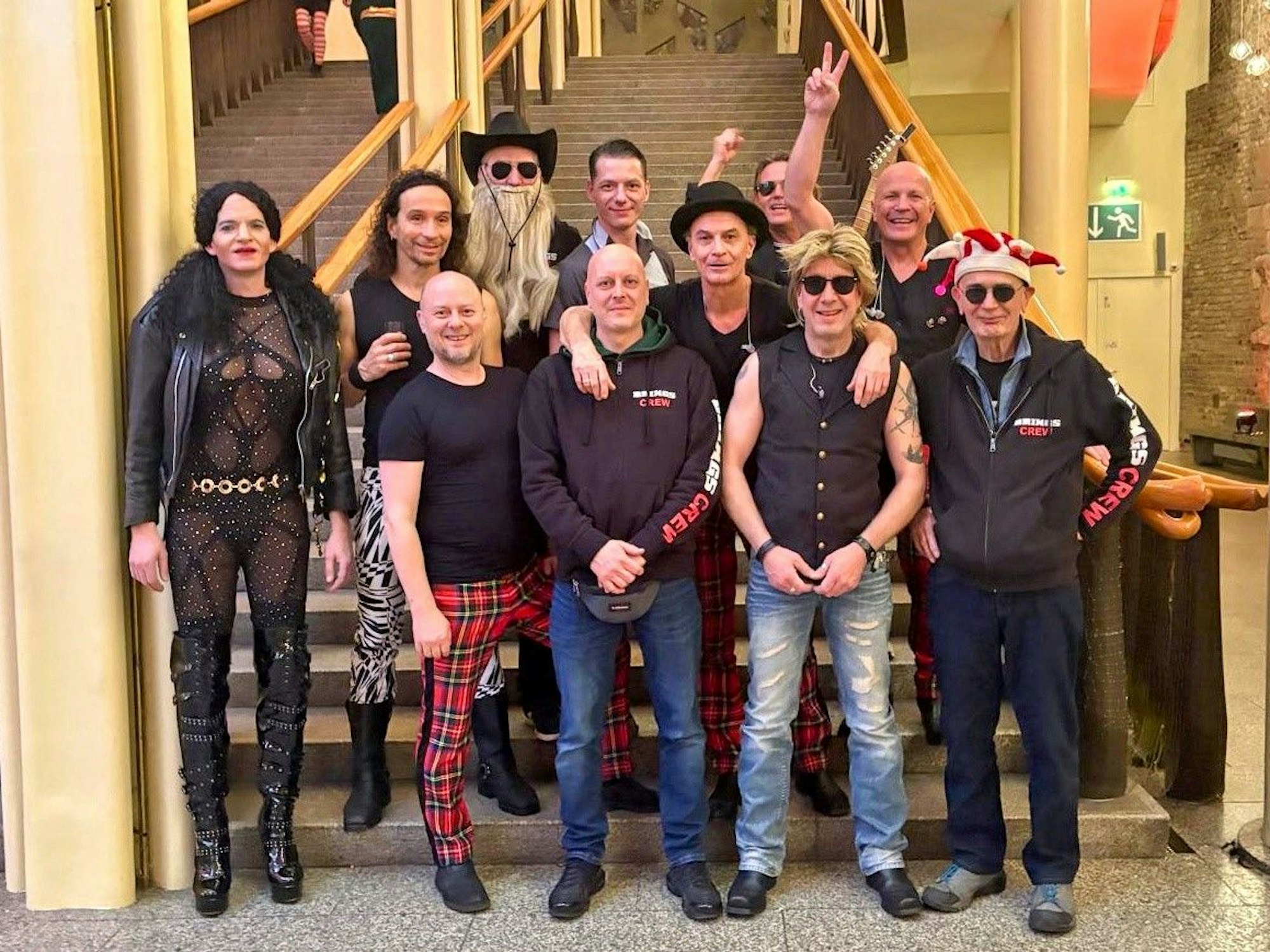 Brings und Crew in Kostümen.
