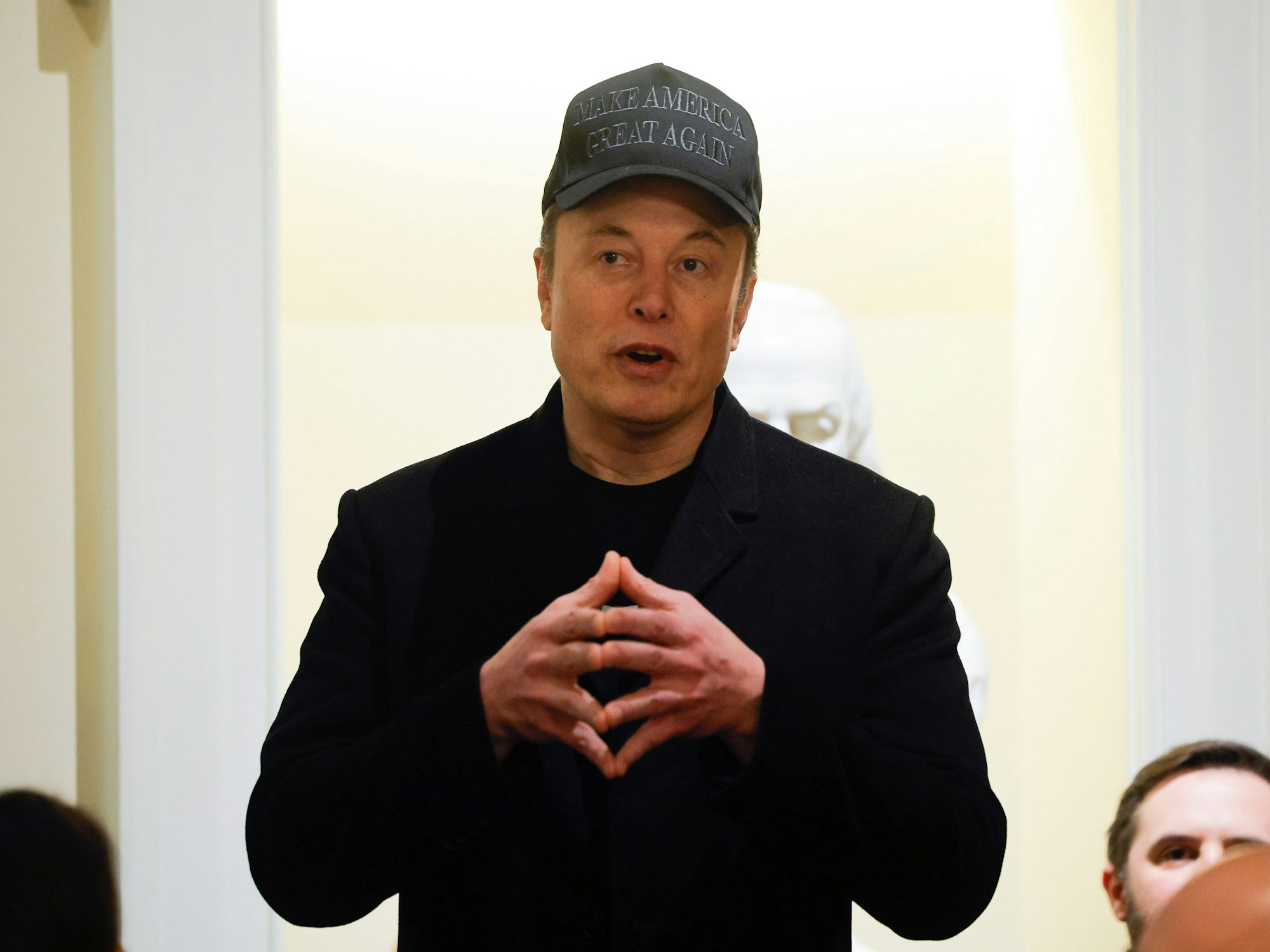 Elon Musk spricht während der ersten Kabinettssitzung von US-Präsident Trump nach dessen Wiederwahl im Weißen Haus.