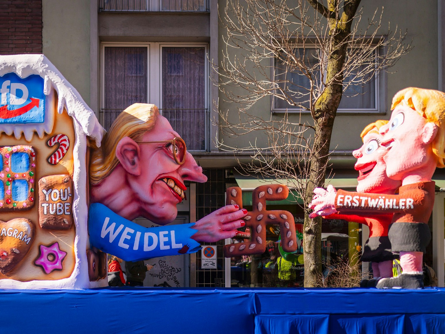 Der AfD-Wagen von Jacques Tilly für den Rosenmontagszug in Düsseldorf.