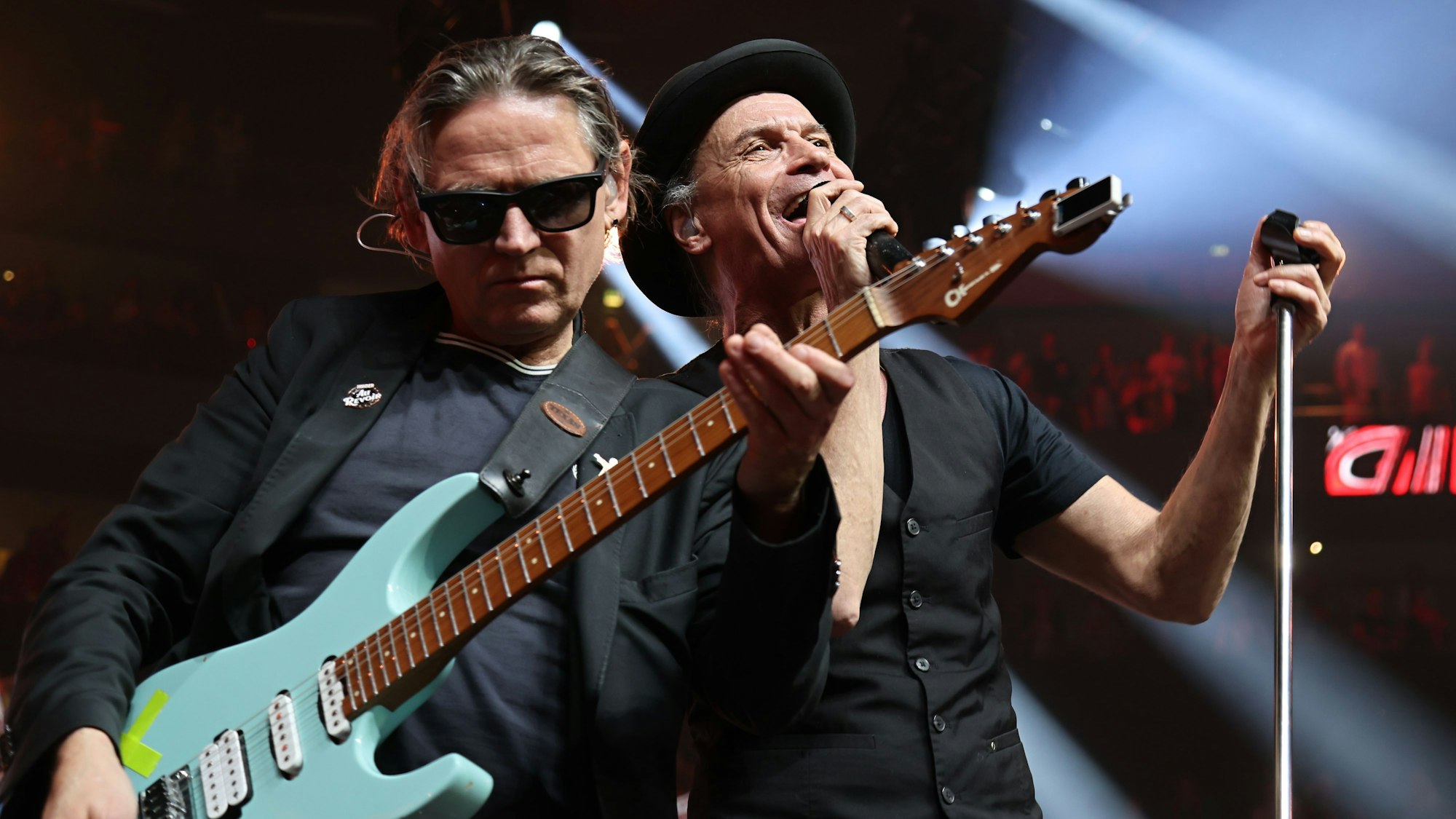 Peter Brings steht mit Harry Alfter auf der Bühne.