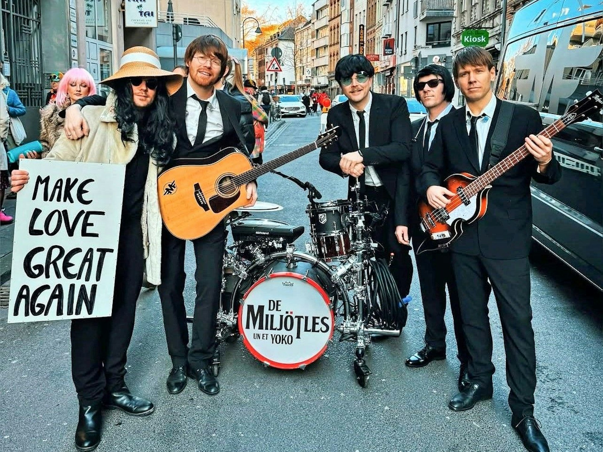 Miljö in Beatles-Kostümen.