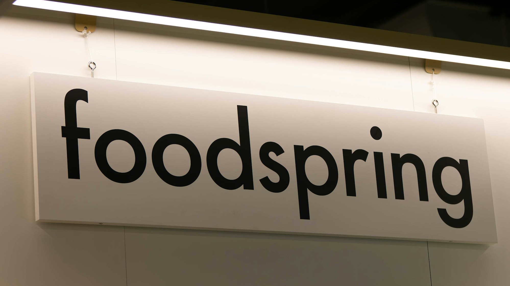 Das Logo von foodspring im April 2024 auf der FIBO-Messe für Fitness, Wellness und Gesundheit in Köln.