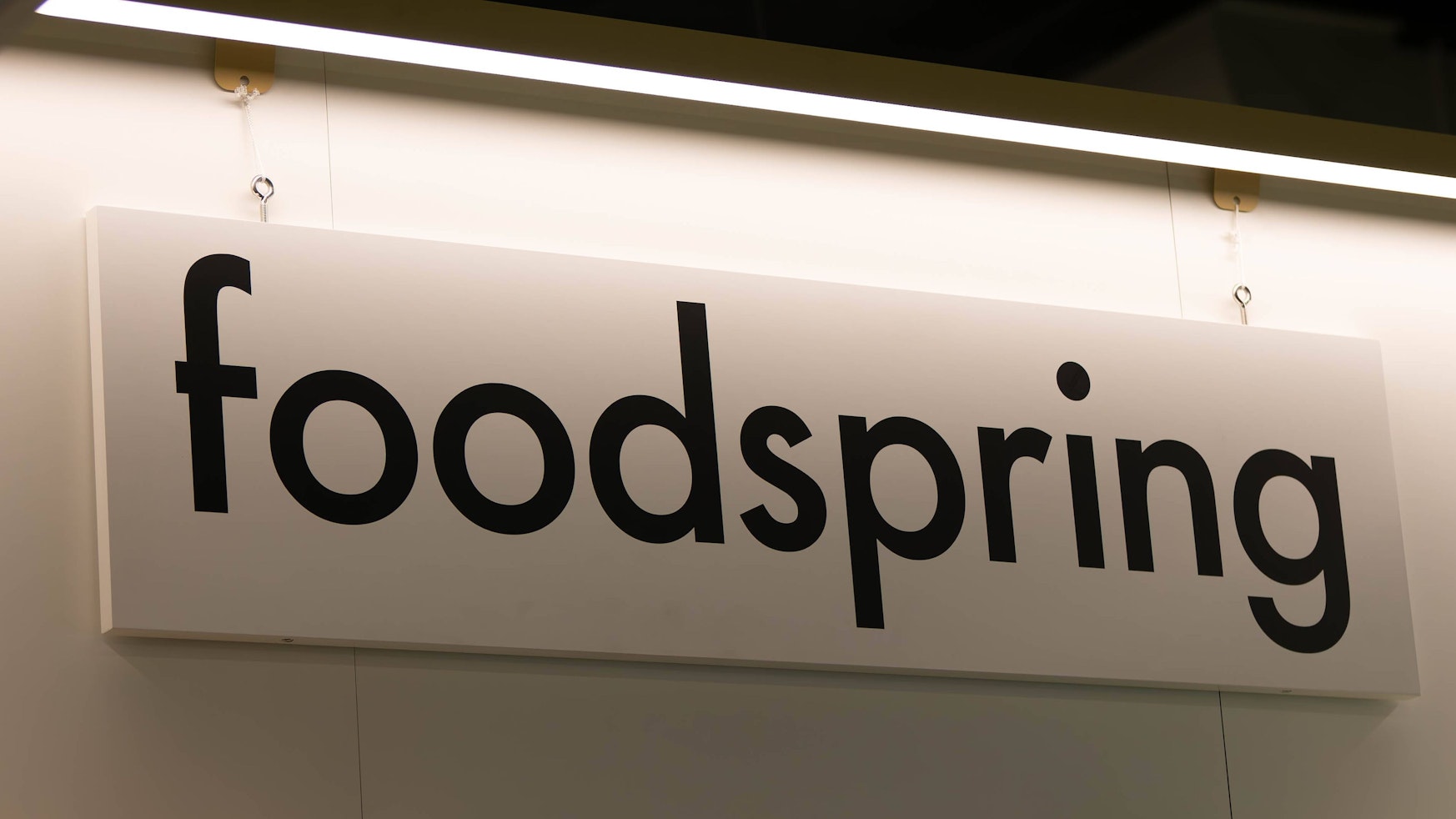 Das Logo von foodspring im April 2024 auf der FIBO-Messe für Fitness, Wellness und Gesundheit in Köln.