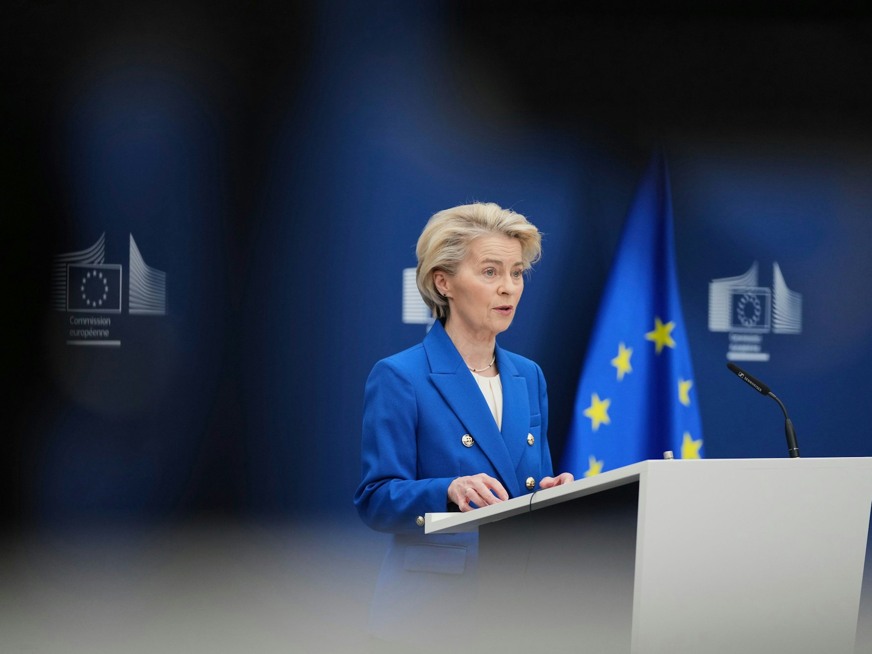 Die Präsidentin der Europäischen Kommission, Ursula von der Leyen, spricht während einer Medienkonferenz zum Verteidigungspaket im EU-Hauptquartier.