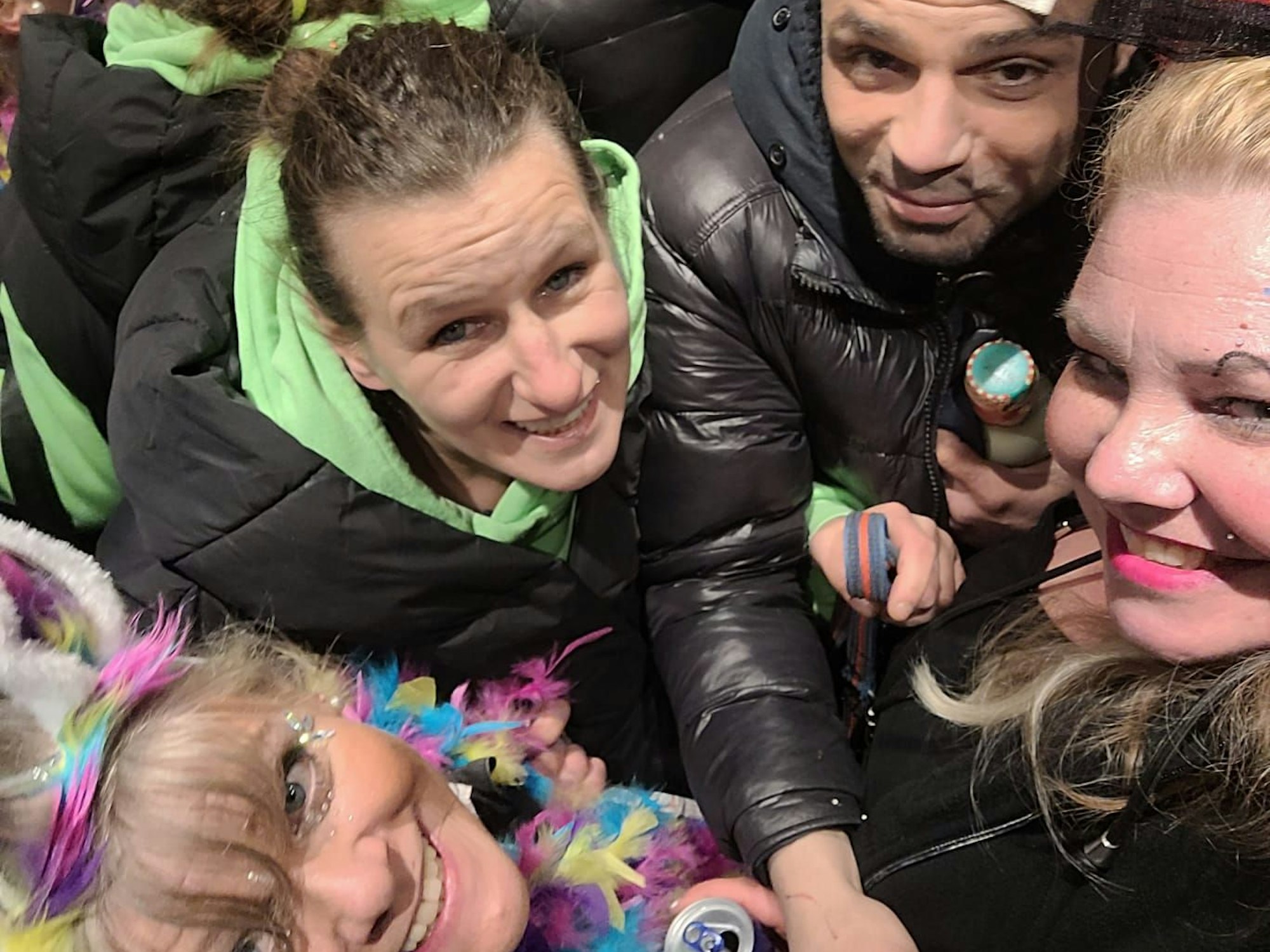 Vier Personen in einem Fahrstuhl