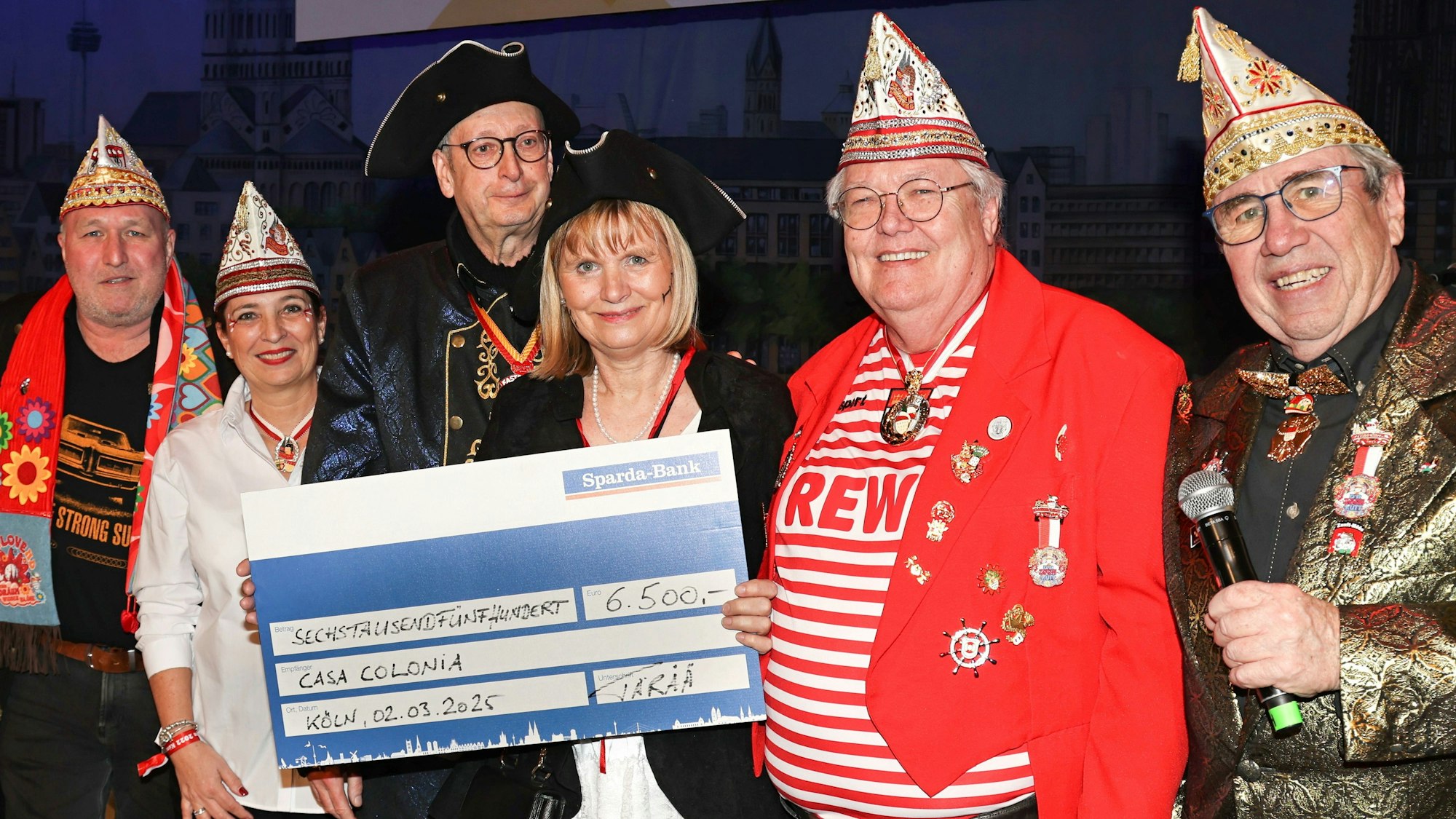 Spendenübergabe bei der Jugendparty.
