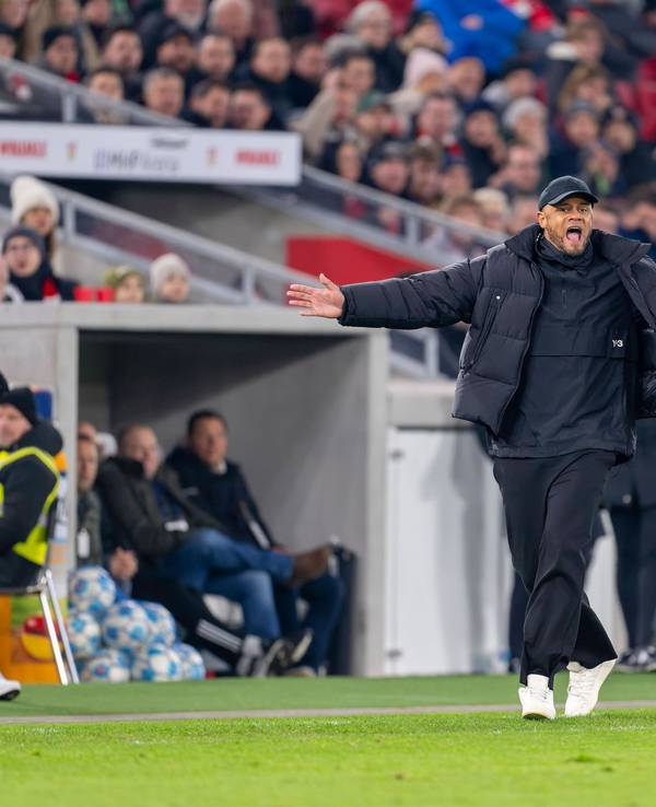 Vincent Kompany gestikuliert an der Seitenlinie.