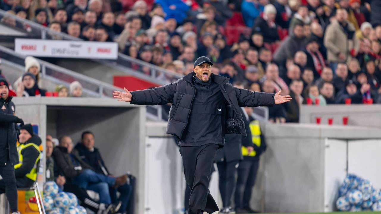 Vincent Kompany gestikuliert an der Seitenlinie.