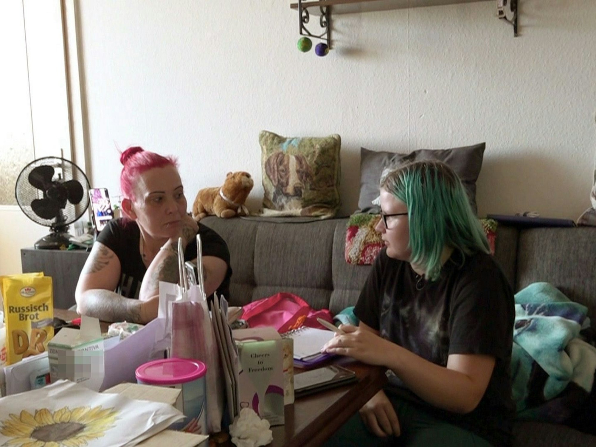 Während Sandra bei Dave im Krankenhaus ist, passt Freundin Michaela (l.) auf die anderen Kinder auf.