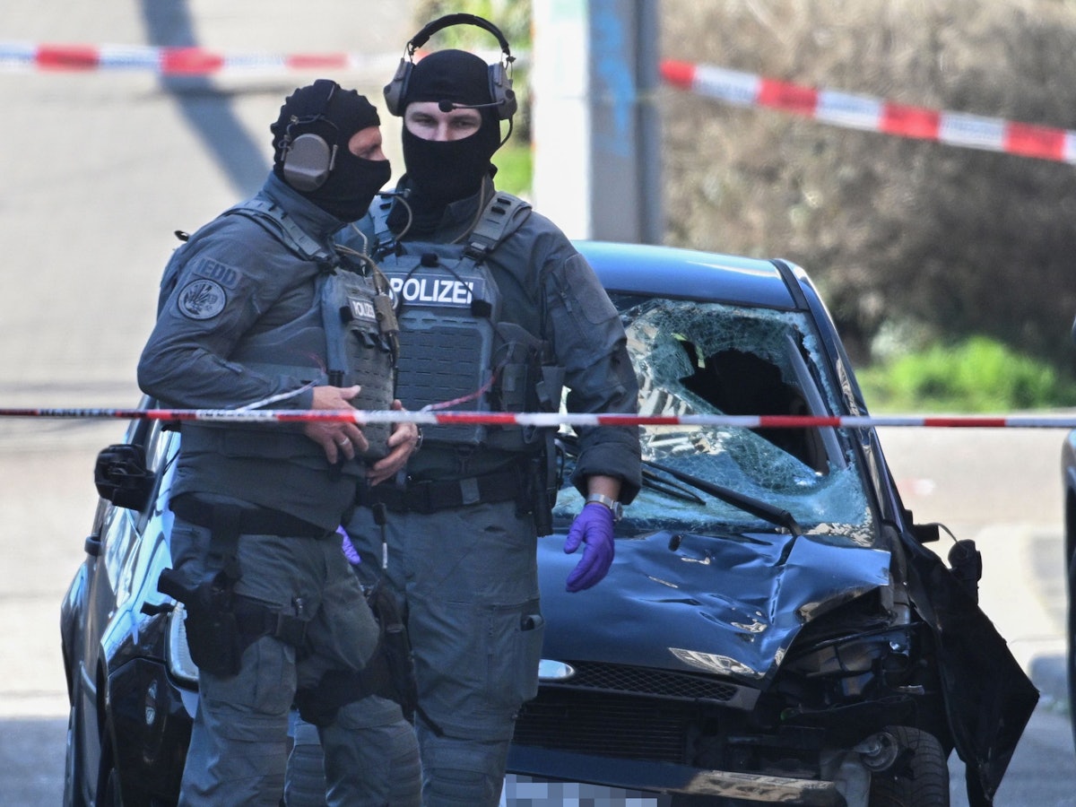 Beamte des Entschärfungsdienstes der Polizei sind am 3. März an dem beschädigten Fahrzeug an einer Zufahrt zur Rheinbrücke im Einsatz.