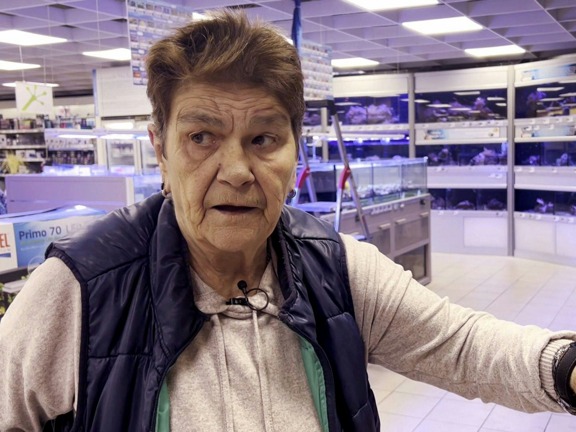 Zu sehen ist Rentnerin Regina in einem Zoohandel in der Fische- & Aquarium-Abteilung, während sie sich auf der Suche nach neuen Fischen für ihr Aquarium befindet.
