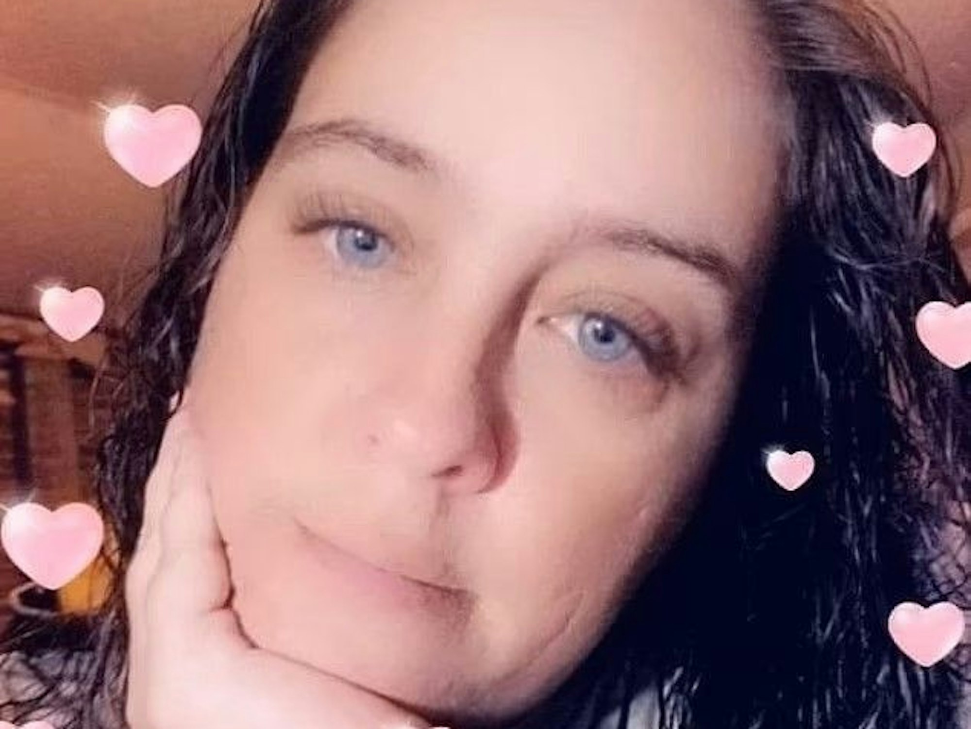 Kimberly T. (44) zeigte sich verliebt im Netz. Ihre Ehe aber war ein Schwindel, denn sie war mit ihrem eigenen Vater verheiratet.