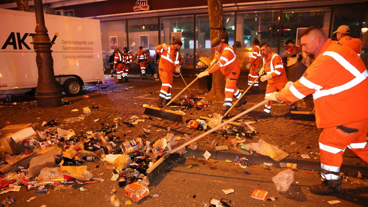 Mitarbeitende der AWB säubern an Rosenmontag (3. März 2025) den Zugweg.